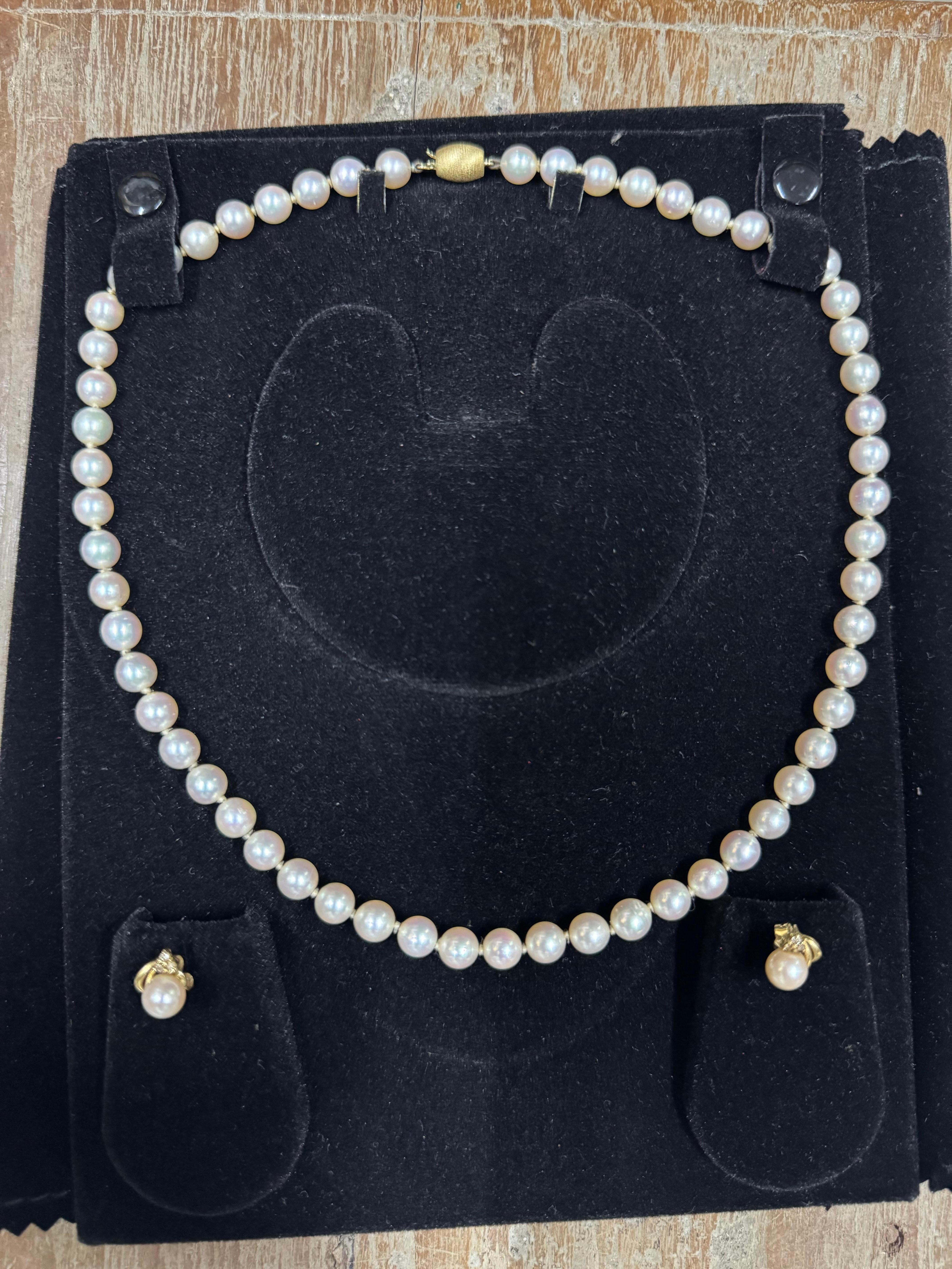 da uomo o donna J KÖHLE(JKA)Pforzheim Collana di perle con chiusura in oro 18kt e orecchini abbinati in oro 18kt. in vendita