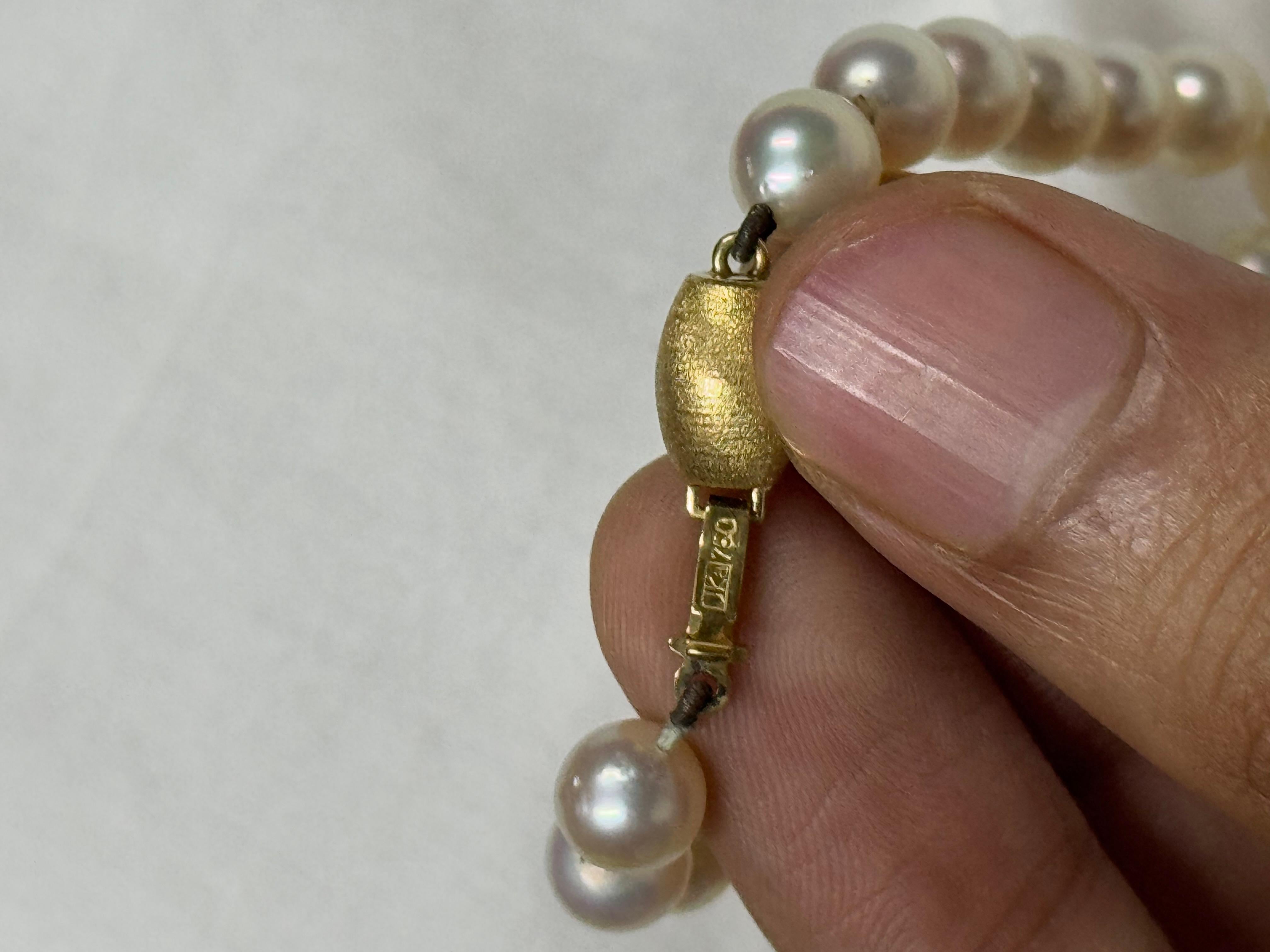 J KÖHLE(JKA)Pforzheim Collana di perle con chiusura in oro 18kt e orecchini abbinati in oro 18kt. in vendita 3