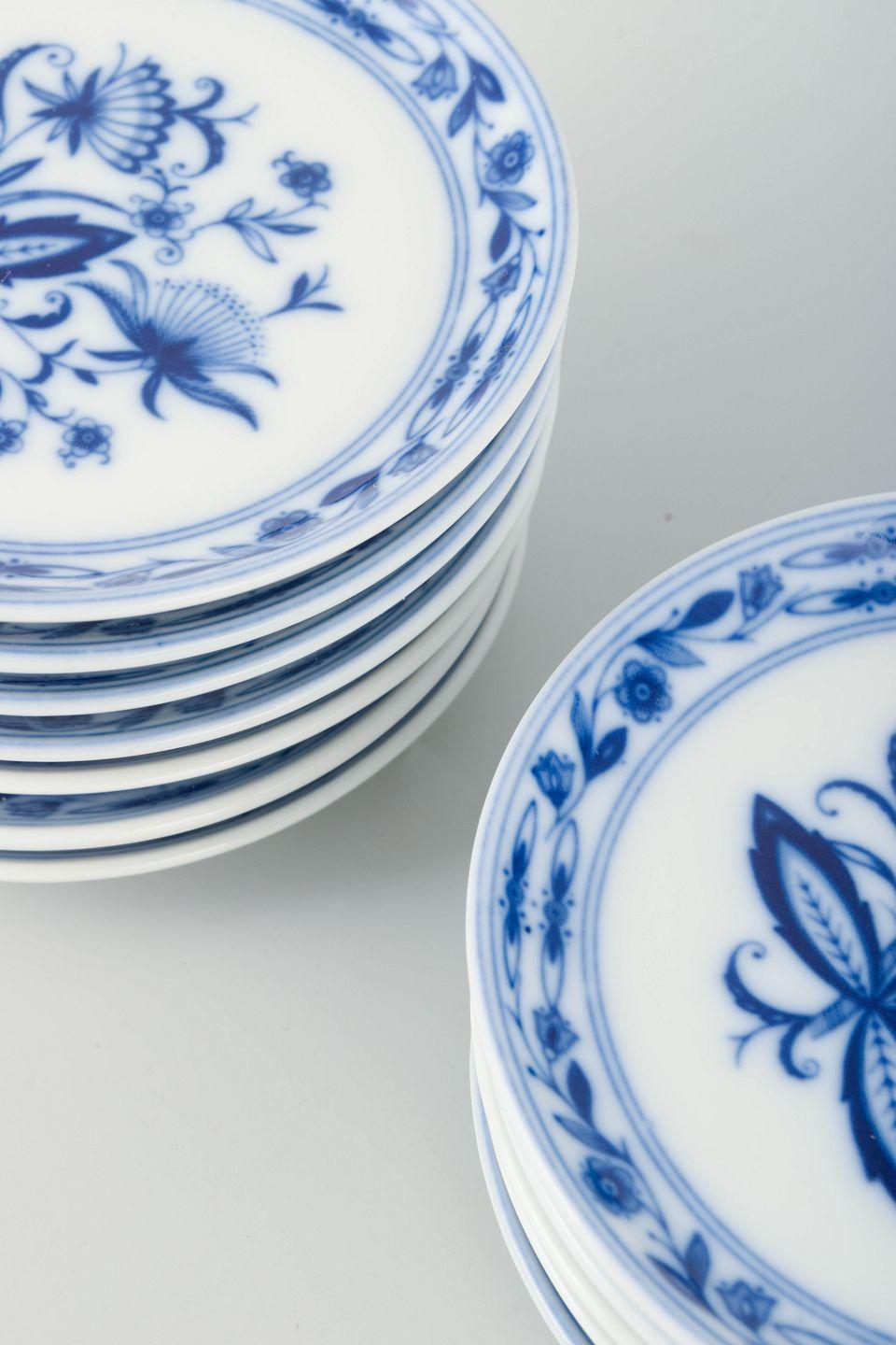 J. Kronester, Deutschland. Set aus 12 kleinen Tellern mit dem klassischen Blumenmotiv. (Glasiert) im Angebot