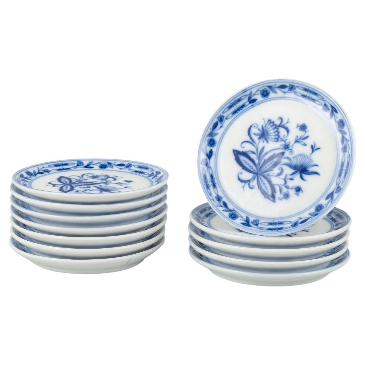 J. Kronester, Deutschland. Set aus 12 kleinen Tellern mit dem klassischen Blumenmotiv. im Angebot