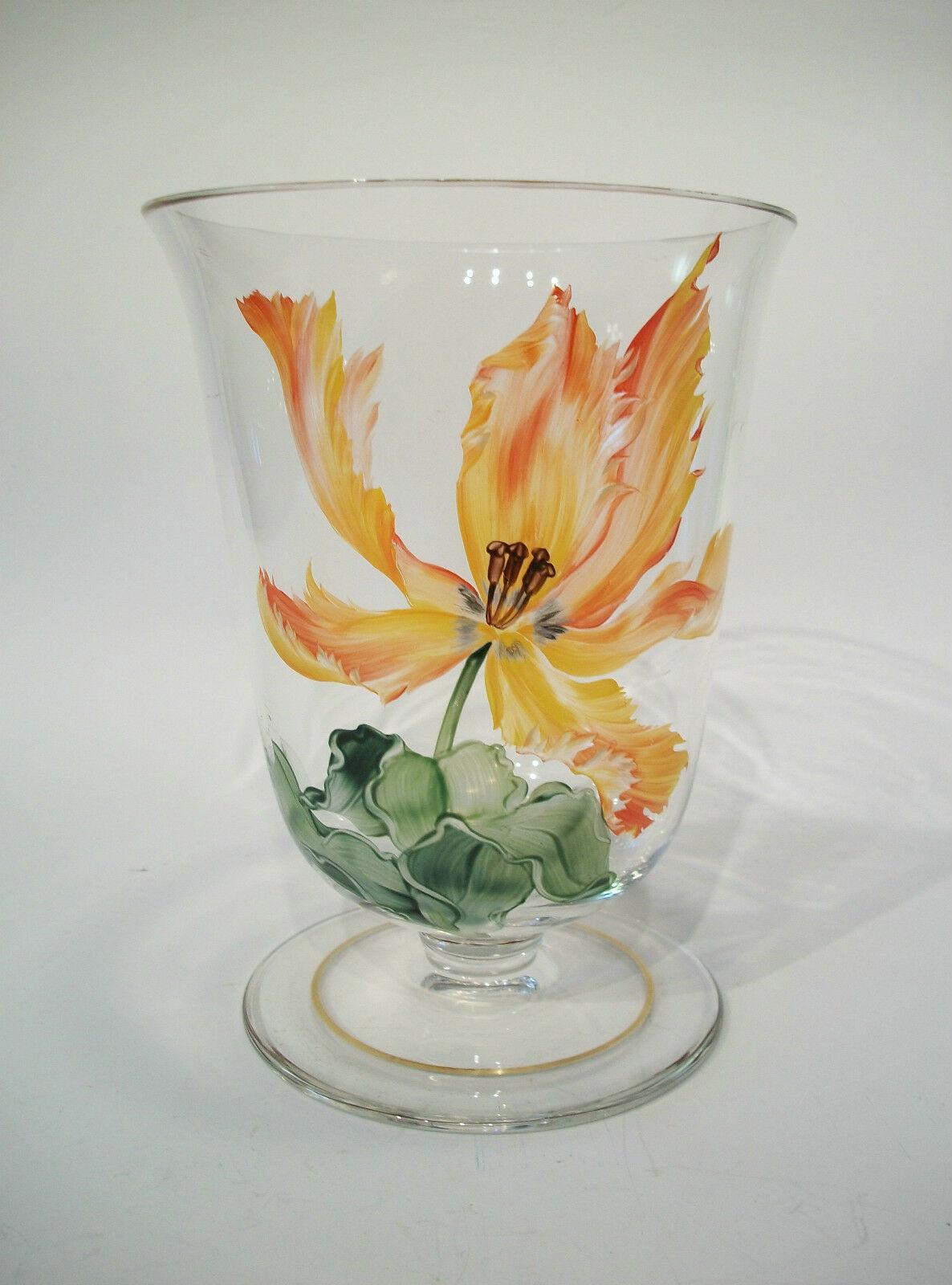 J. & L. LOBMEYR - Vase in Patrizierform aus der Mitte des Jahrhunderts - mit einer handgemalten und emaillierten orangefarbenen und gelben 'Papageientulpe' - vergoldeter Rand - unsigniert (wahrscheinlich Lobmeyr, da dieses Muster 1952 eingeführt
