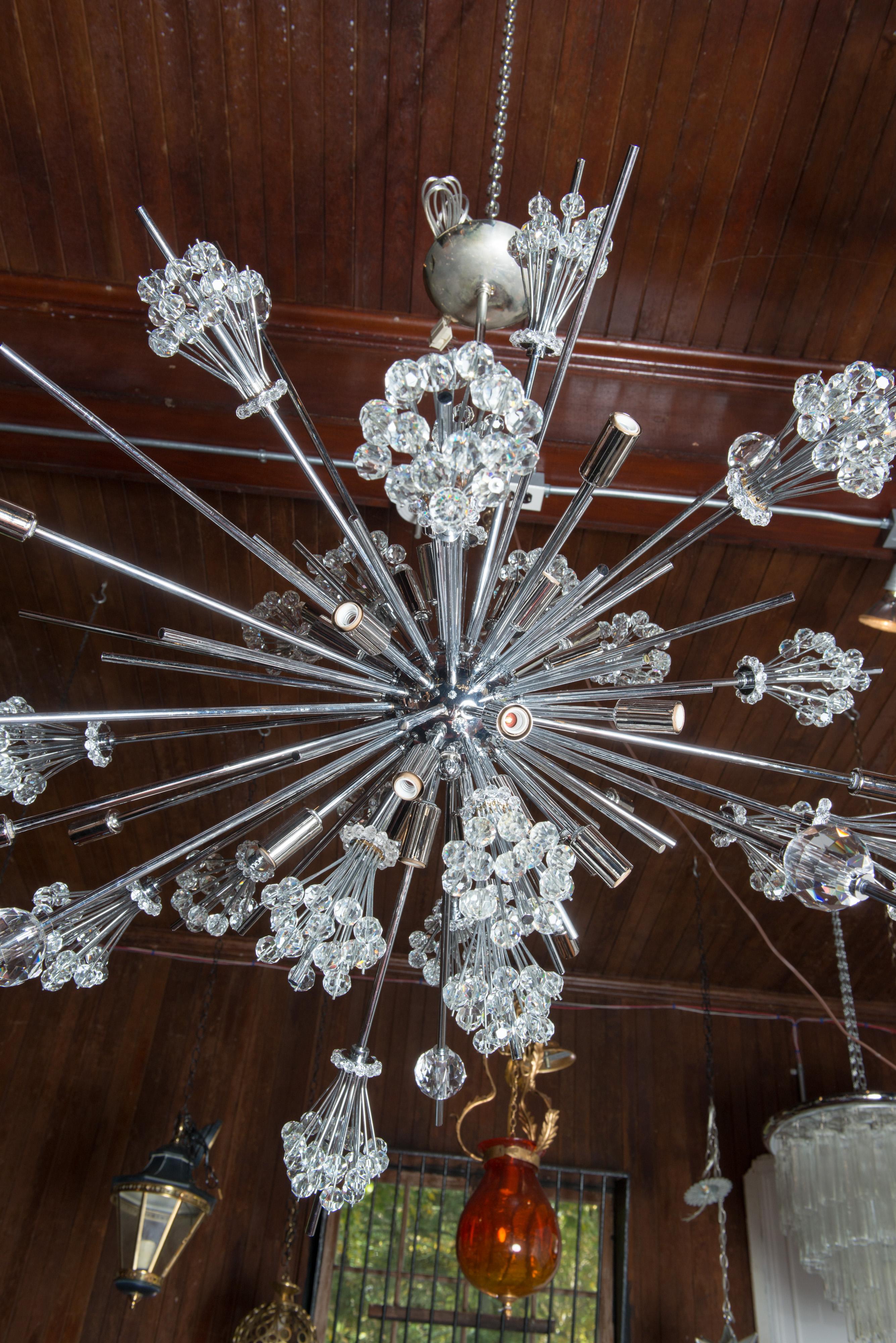 I lampadari a stella del Metropolitan Opera sono stati originariamente realizzati da Hans Harald Rath dell'azienda austriaca J. & L. Lobmeyr nel 1966. Questo lampadario a stella è realizzato da Lobmeyr in cromo e cristallo tagliato. Il lampadario