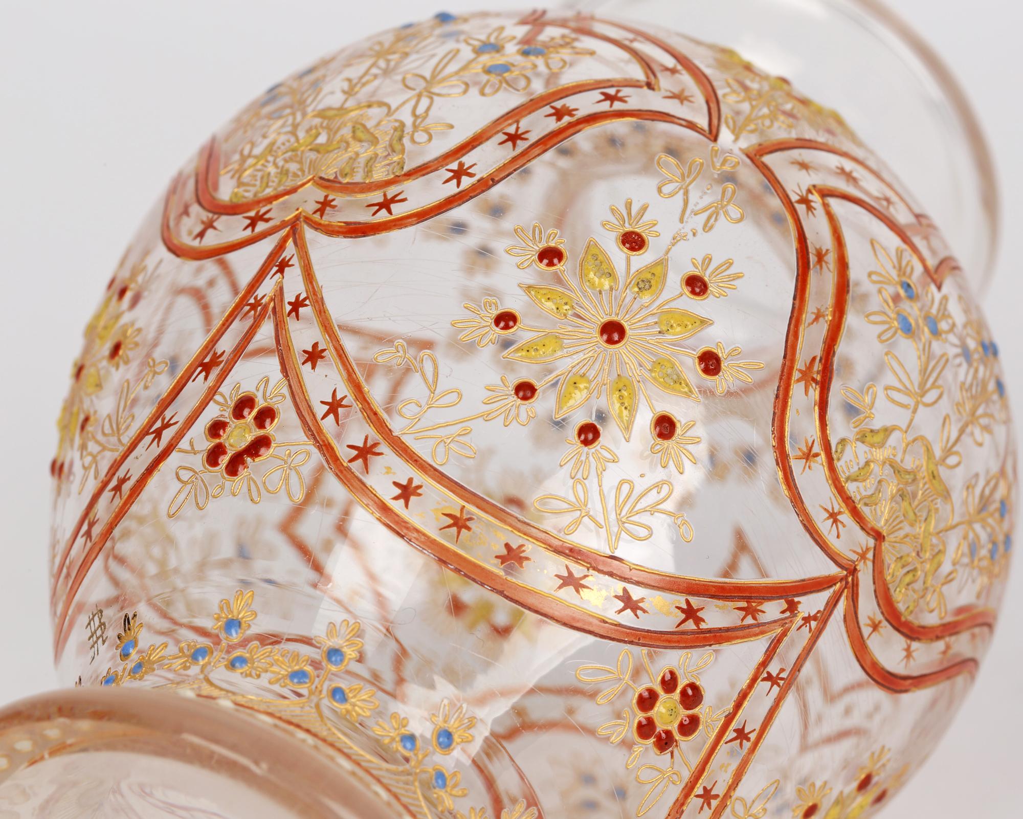 Fino jarrón austriaco vienés de cristal transparente delicadamente decorado con diseños florales de estilo persa en esmalte enjoyado, obra de J. & L. Lobmeyr y datado hacia 1880. El jarrón pequeño tiene forma de balaustre con la parte superior en