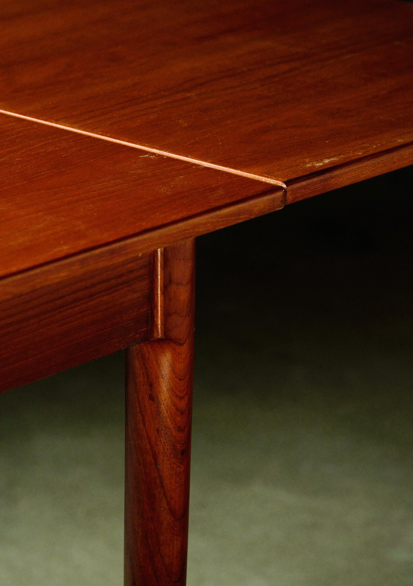 J L Moller Mid Century Danish Teak Hidden Leaf Dining Table In Good Condition In Houston, TX
