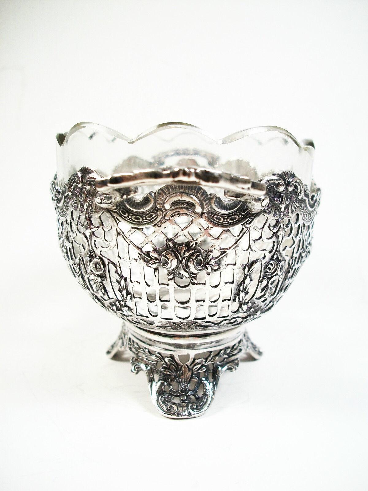 Hand-Crafted J. L. Schlingloff, German Silver Basket with Glass Liner, Early 20th Century For Sale