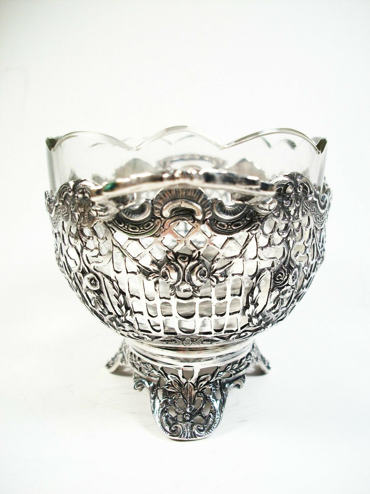 J. L. Schlingloff, German Silver Basket with Glass Liner, Early 20th Century In Good Condition For Sale In Chatham, ON