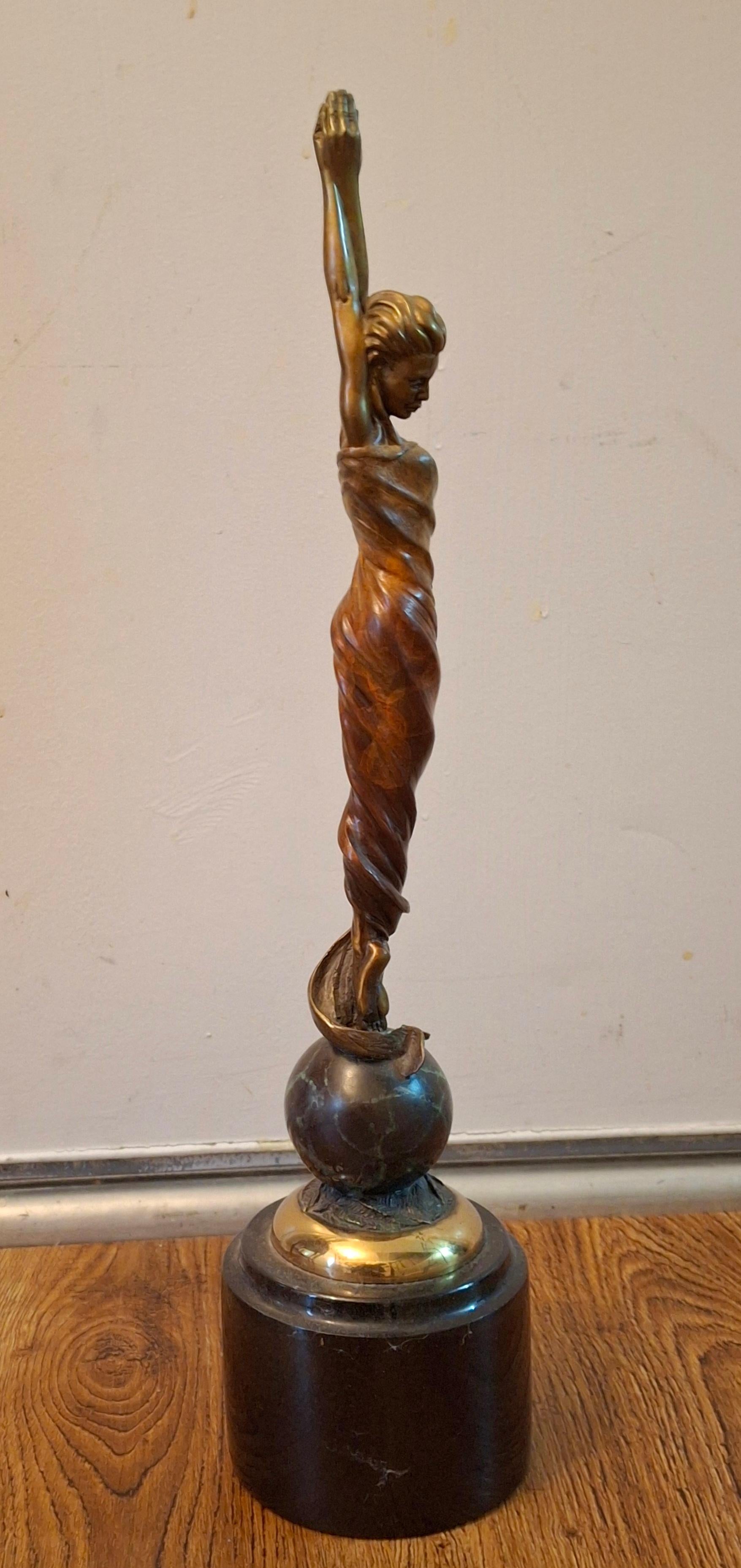 J Lacasse ( B. A. B. 1948), Scultura in bronzo della compassione, firmata, 21/50 in vendita 2