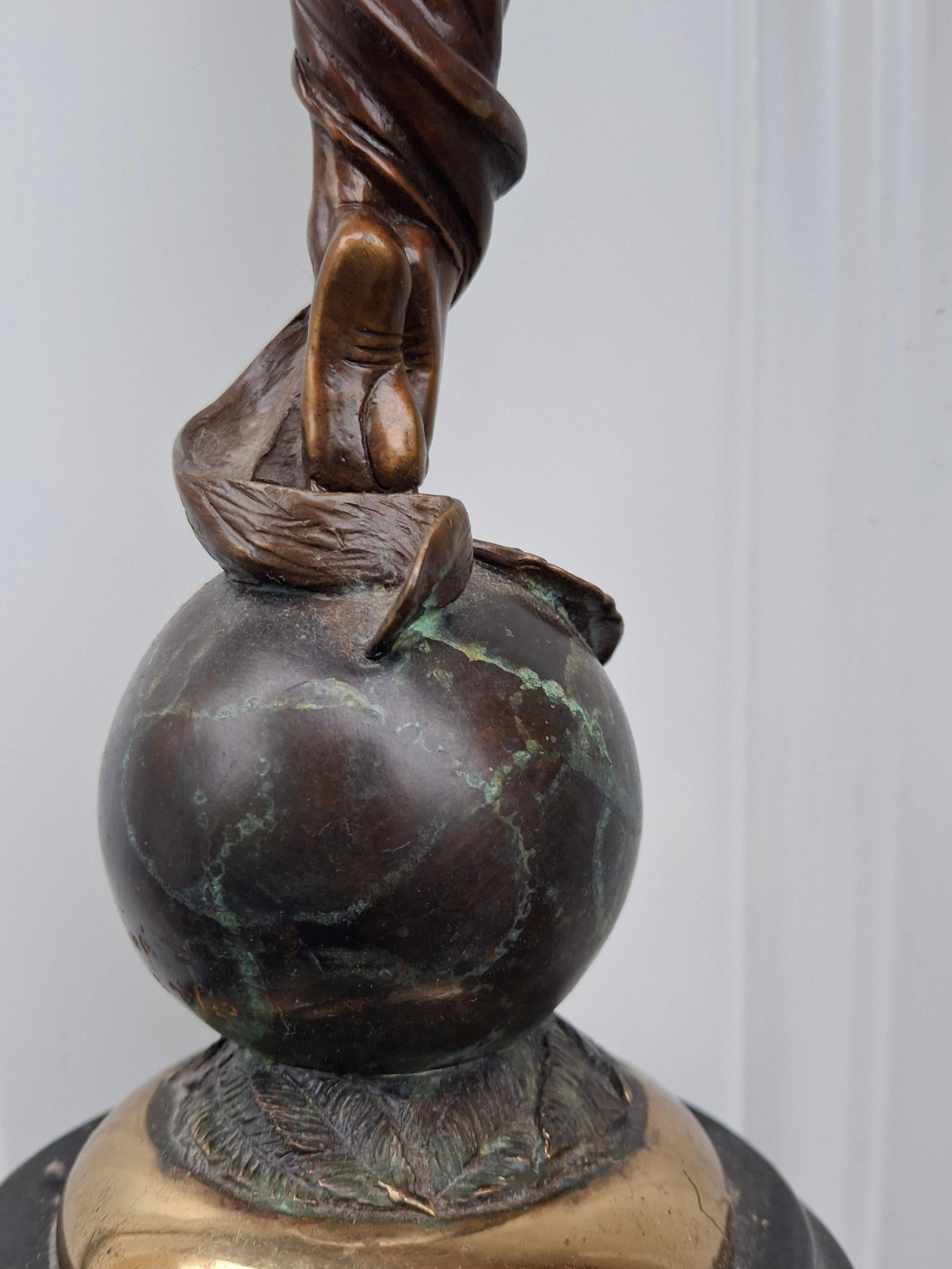 J Lacasse ( B. A. B. 1948), Scultura in bronzo della compassione, firmata, 21/50 in vendita 3