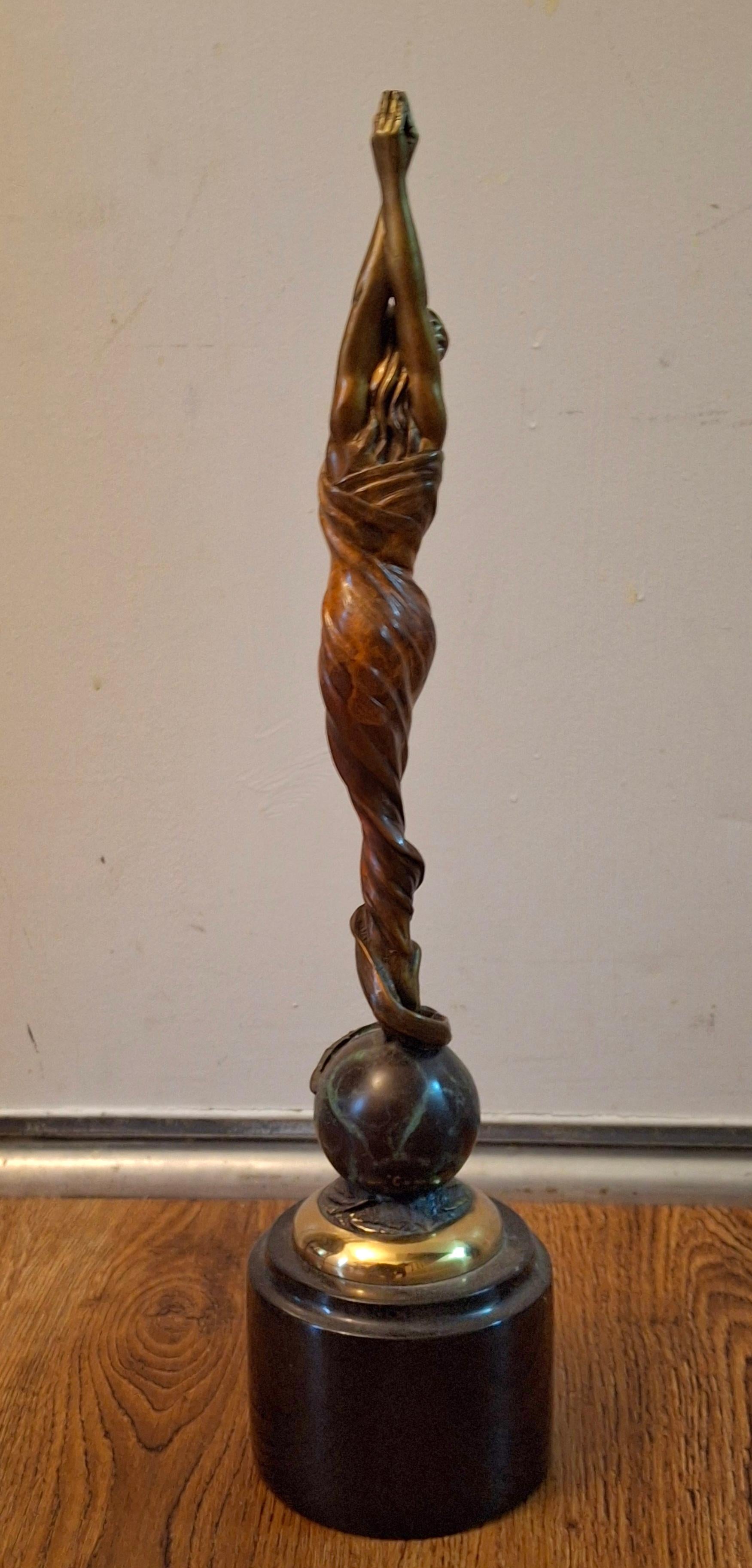 J Lacasse ( B. A. B. 1948), Scultura in bronzo della compassione, firmata, 21/50 in vendita 4