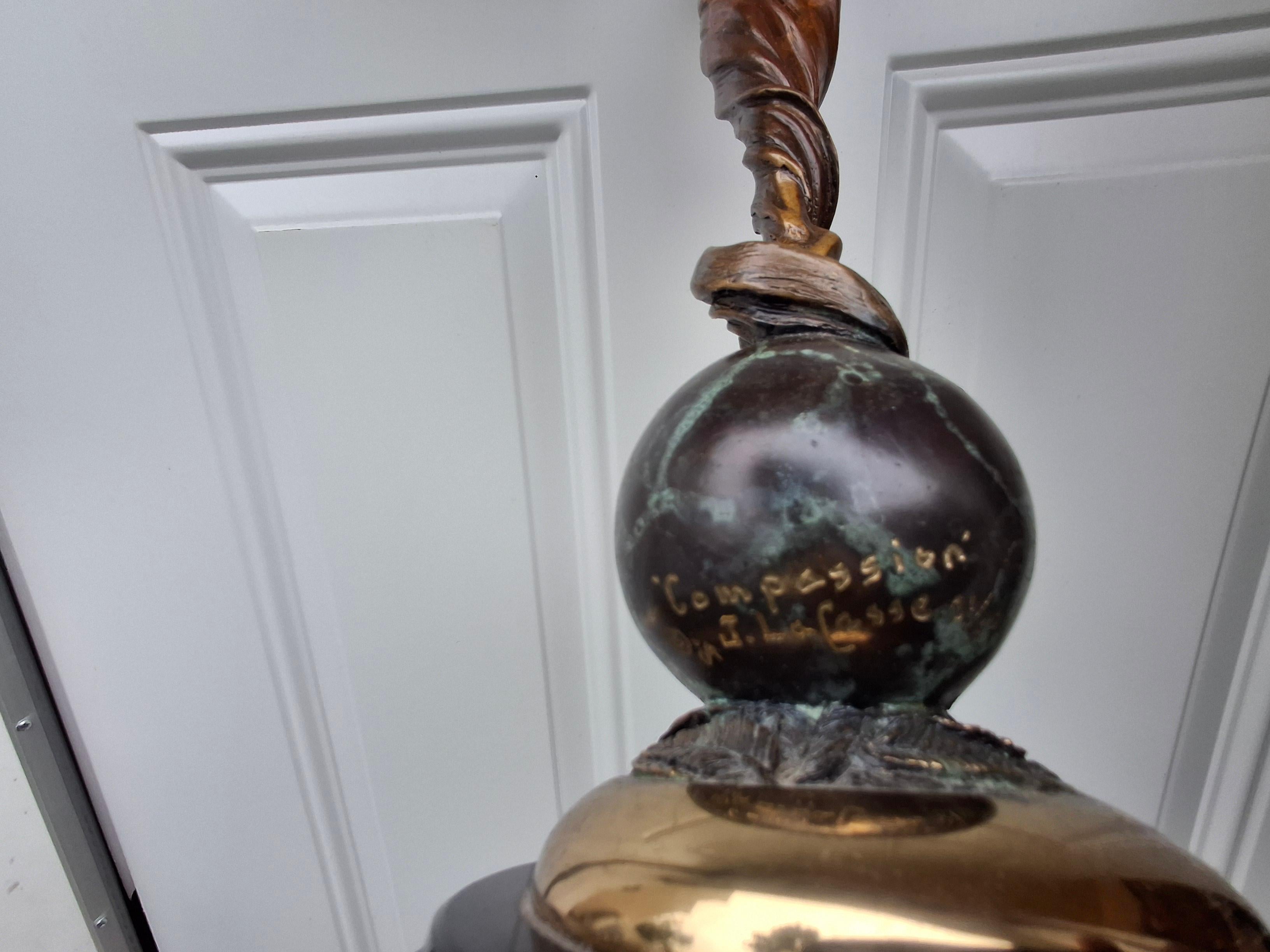 J Lacasse ( B. A. B. 1948), Scultura in bronzo della compassione, firmata, 21/50 in vendita 9