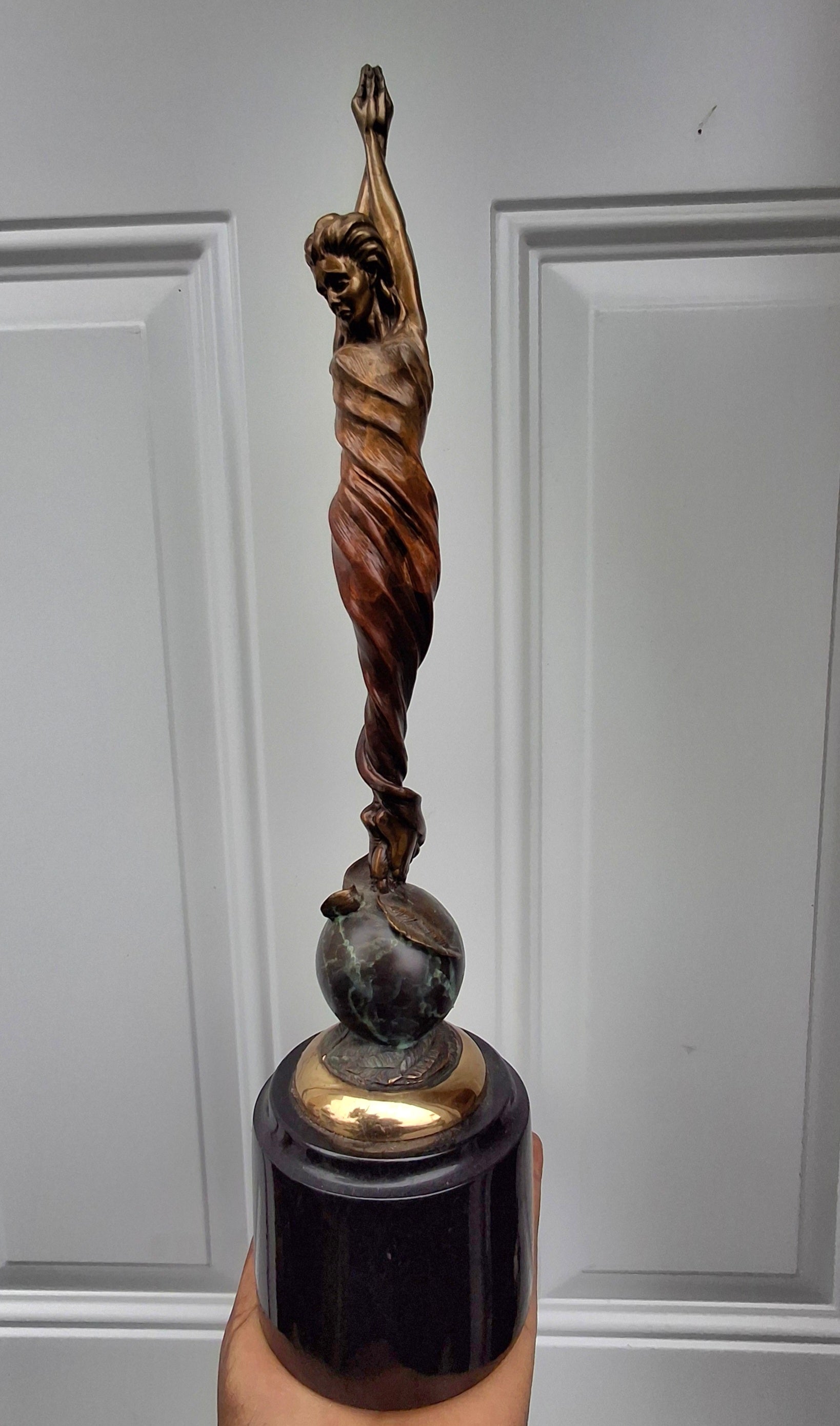 James Lacasse (americano, nato nel 1948). Scultura cinetica in bronzo, intitolata 