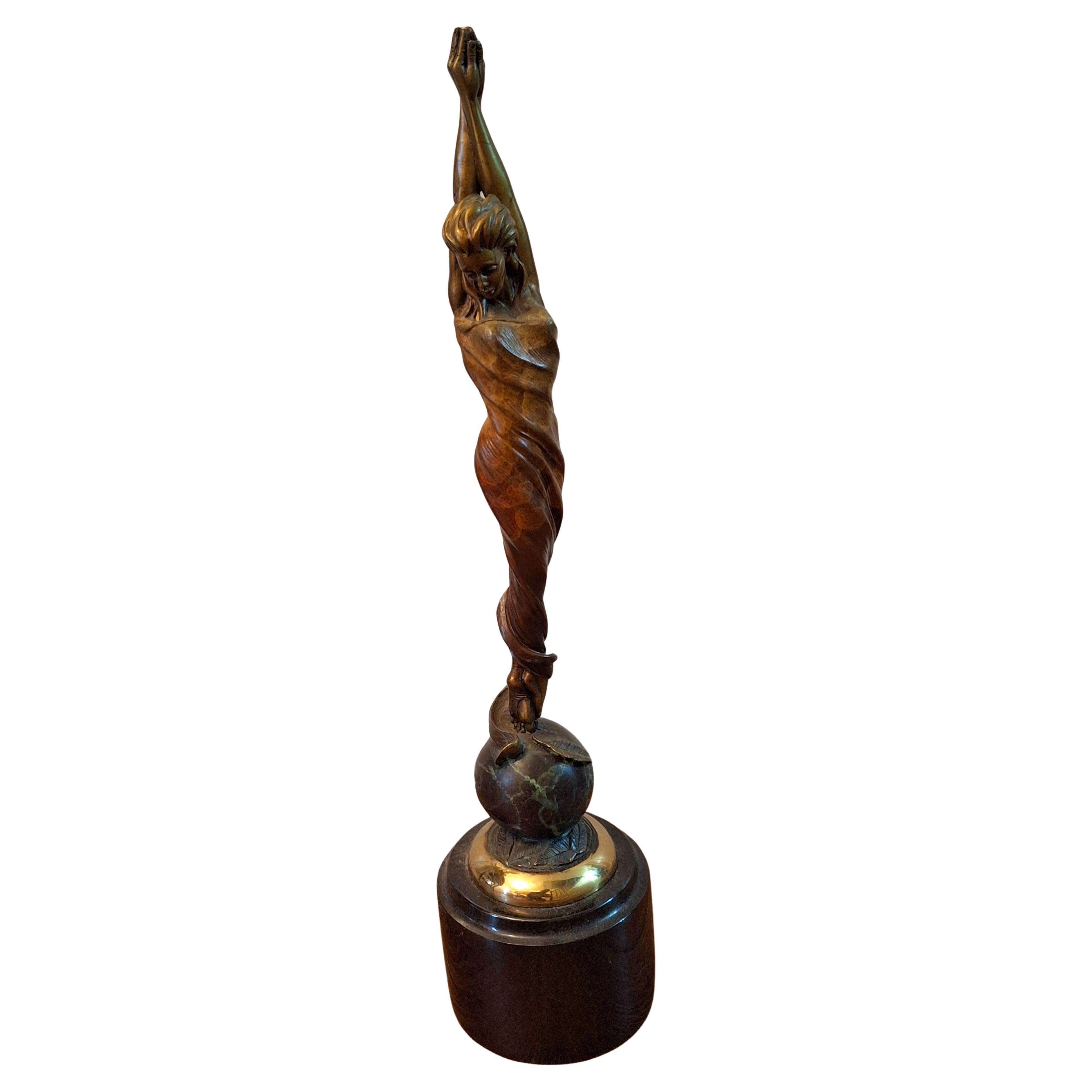 Altro J Lacasse ( B. A. B. 1948), Scultura in bronzo della compassione, firmata, 21/50 in vendita