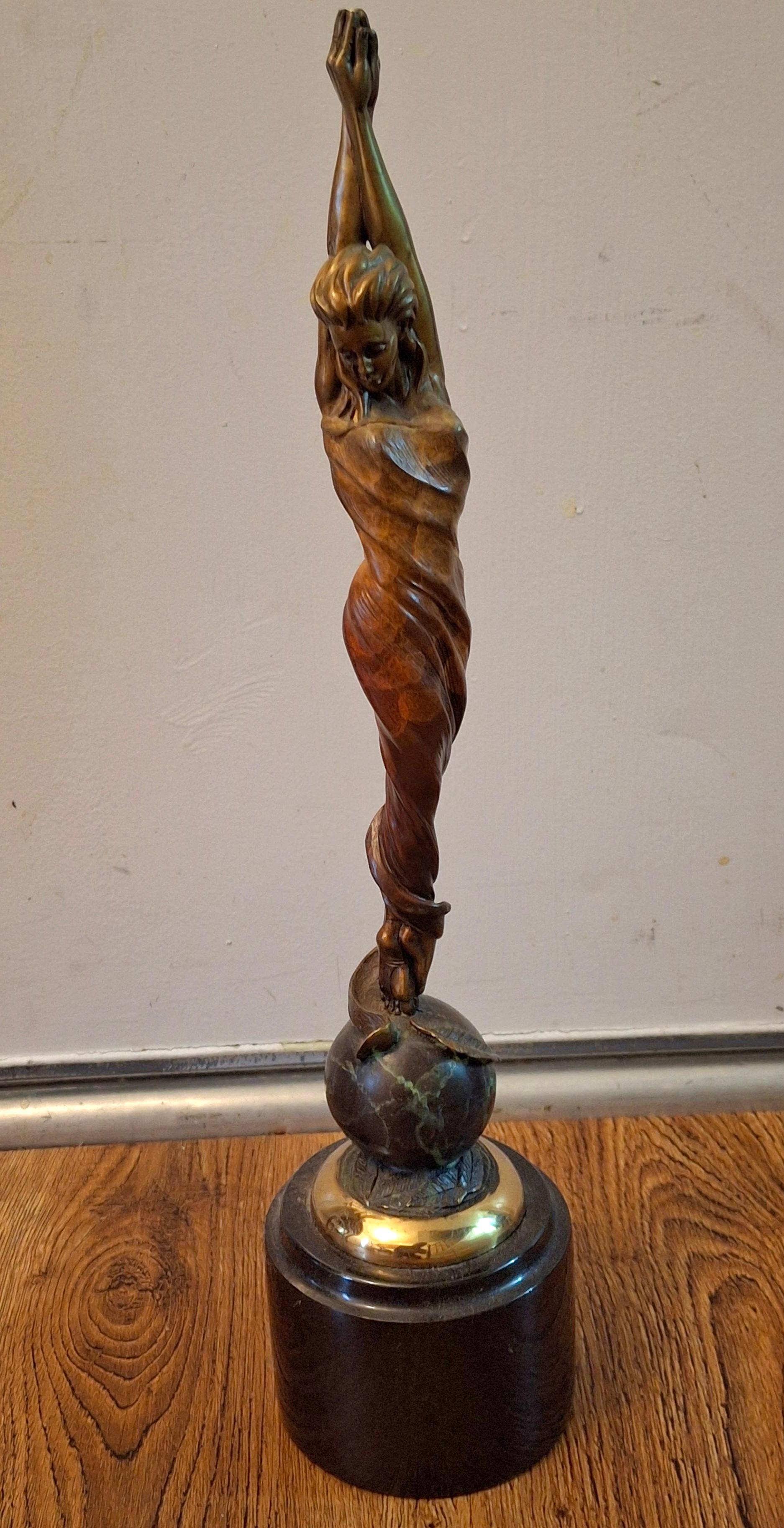 Altro J Lacasse ( B. A. B. 1948), Scultura in bronzo della compassione, firmata, 21/50 in vendita