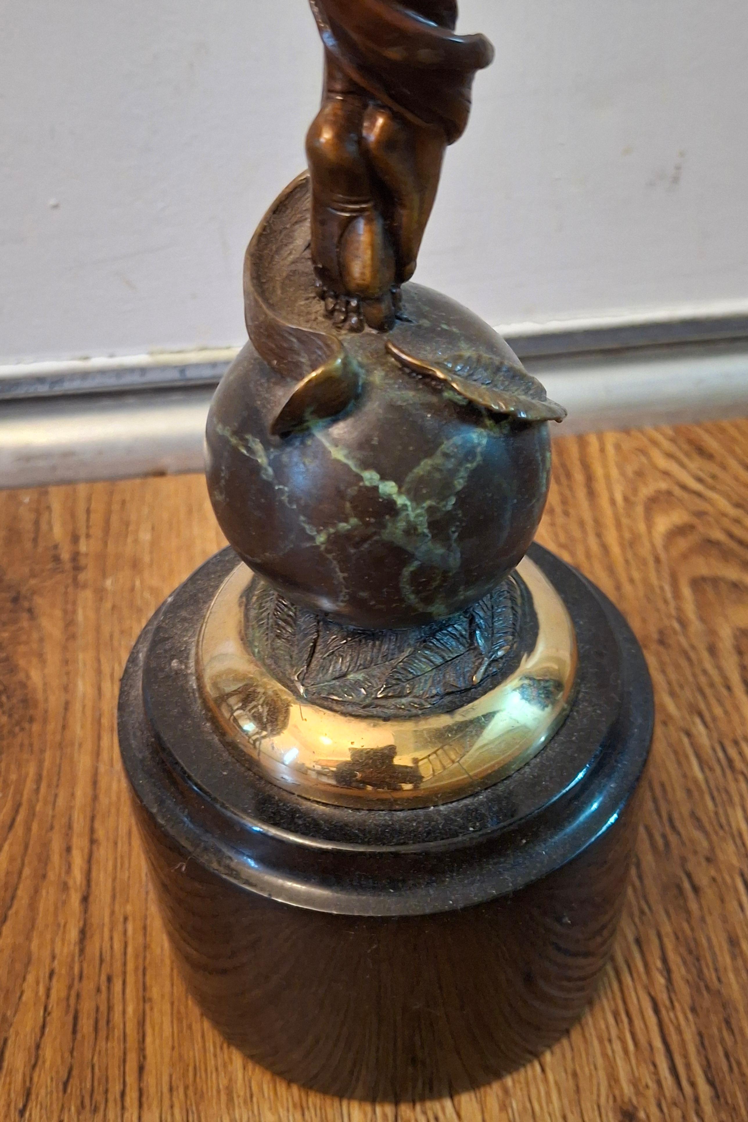 J Lacasse ( B. A. B. 1948), Scultura in bronzo della compassione, firmata, 21/50 In condizioni buone in vendita a Germantown, MD
