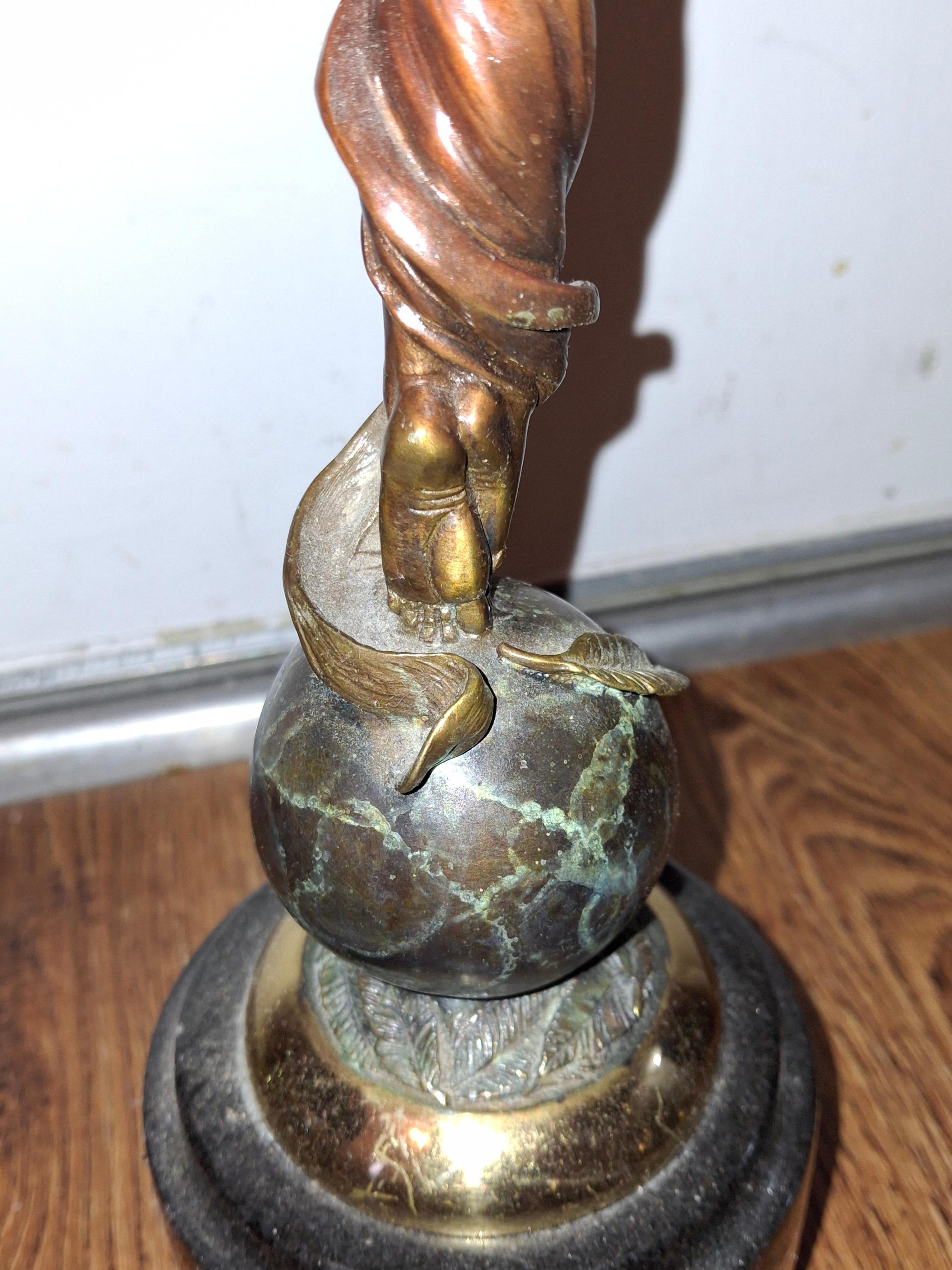 J Lacasse ( B. A. B. 1948), Scultura in bronzo della compassione, firmata, 21/50 in vendita 1