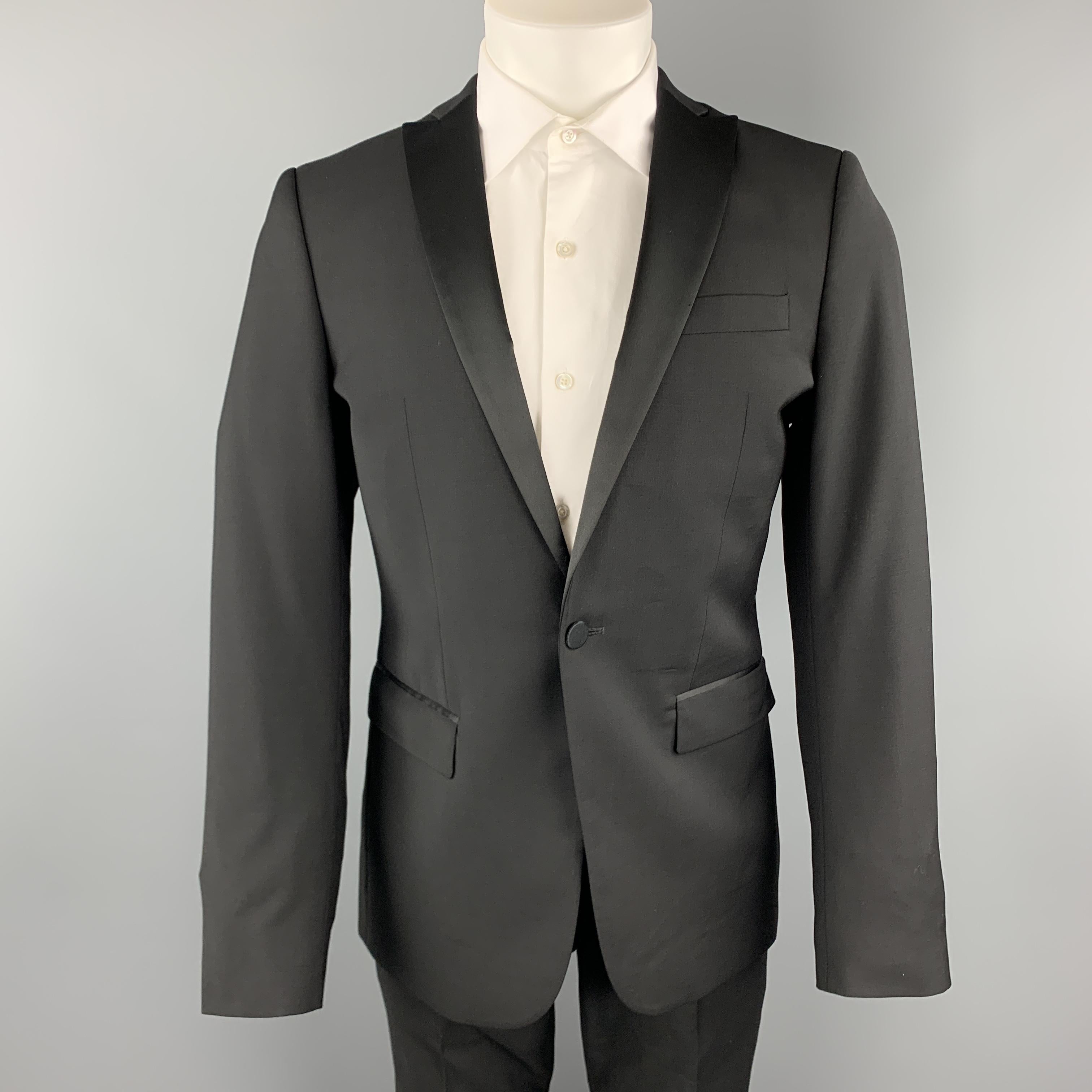 J. LINDEBERG tuxedo suit comes in light weight wool gabardine and includes a single breasted, one button sport coat with satin peak lapel and matching flat  front satin stripe trousers. 

Excellent Pre-Owned Condition.
Marked: IT 46