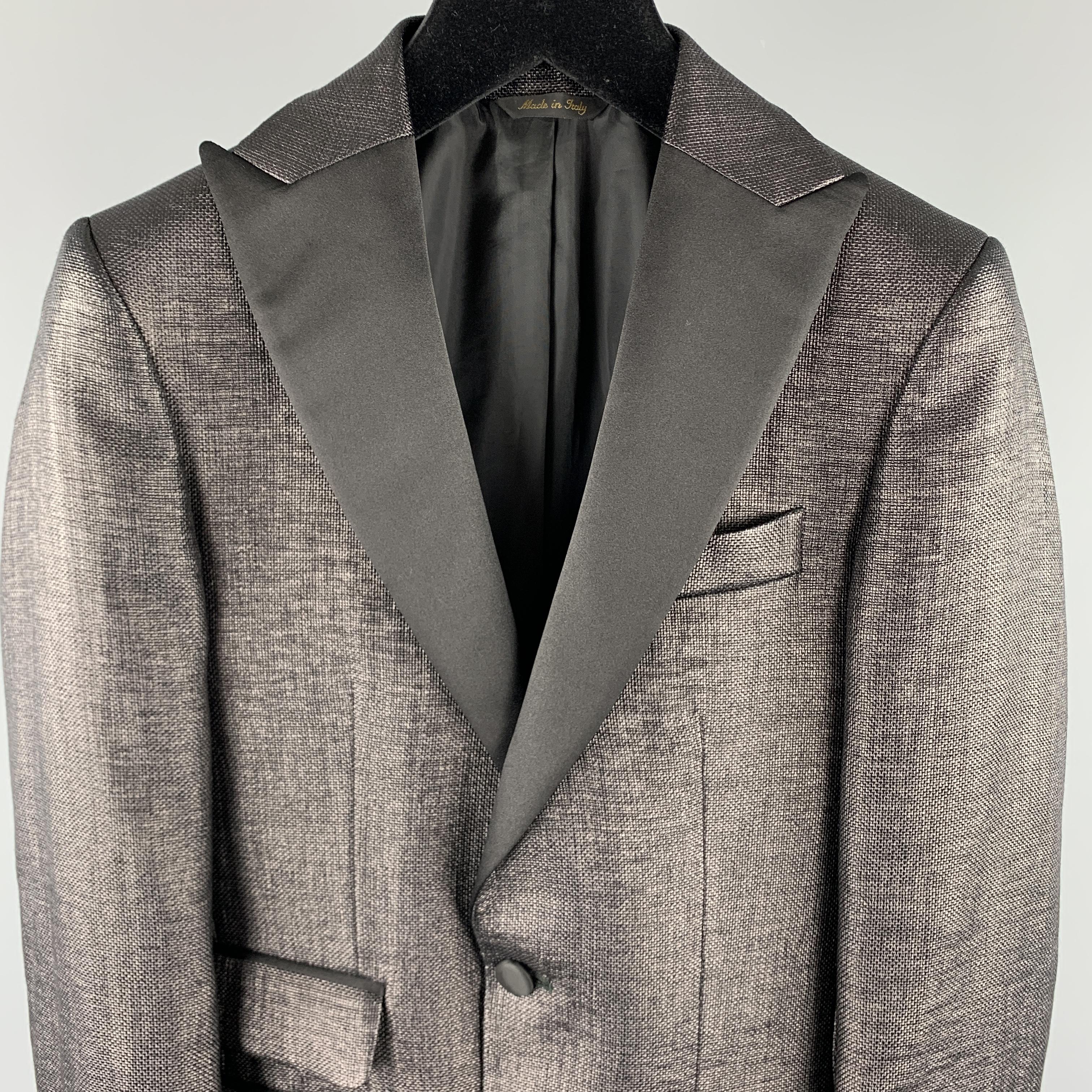 J. Lindeberg sport coat comes in a black woven cotton blend material, featuring a peak lapel, a single button at closure, slit and flap pockets, single breasted, buttoned cuffs, and a double vent at back. Made in Italy.

Excellent Pre-Owned