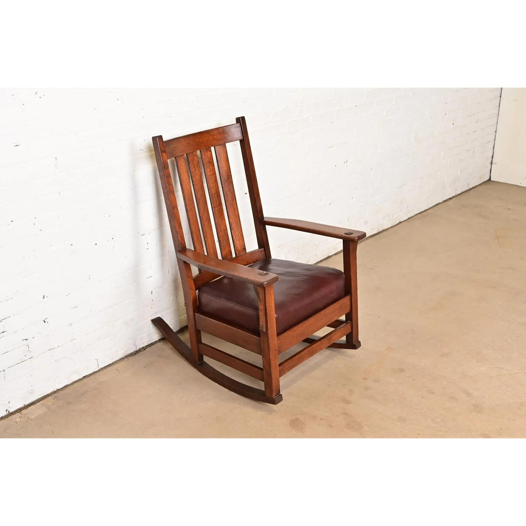 J. M. I. Young & Son Sedia a dondolo antica Mission Oak Arts & Crafts, CIRCA 1910 In condizioni buone in vendita a South Bend, IN