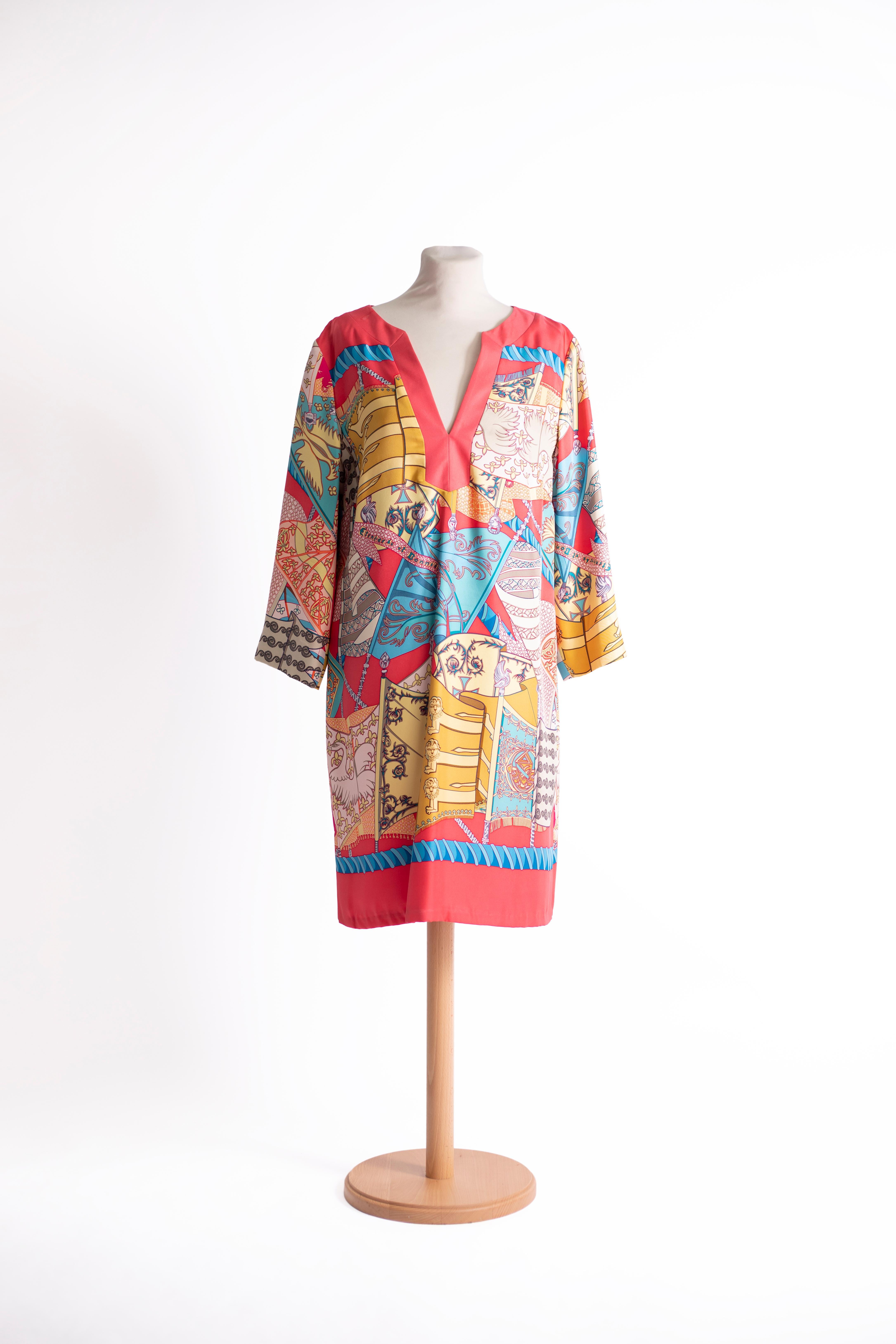 J. Mc. Laughlin Kaftan style dress, knee length with long sleeves, V-neck. Fantasy print in bright colors.

Size IT: M
Size USA: M

MEASURES
Waist: OVERSIZED
Length: 94 CM
Bust: 100 CM