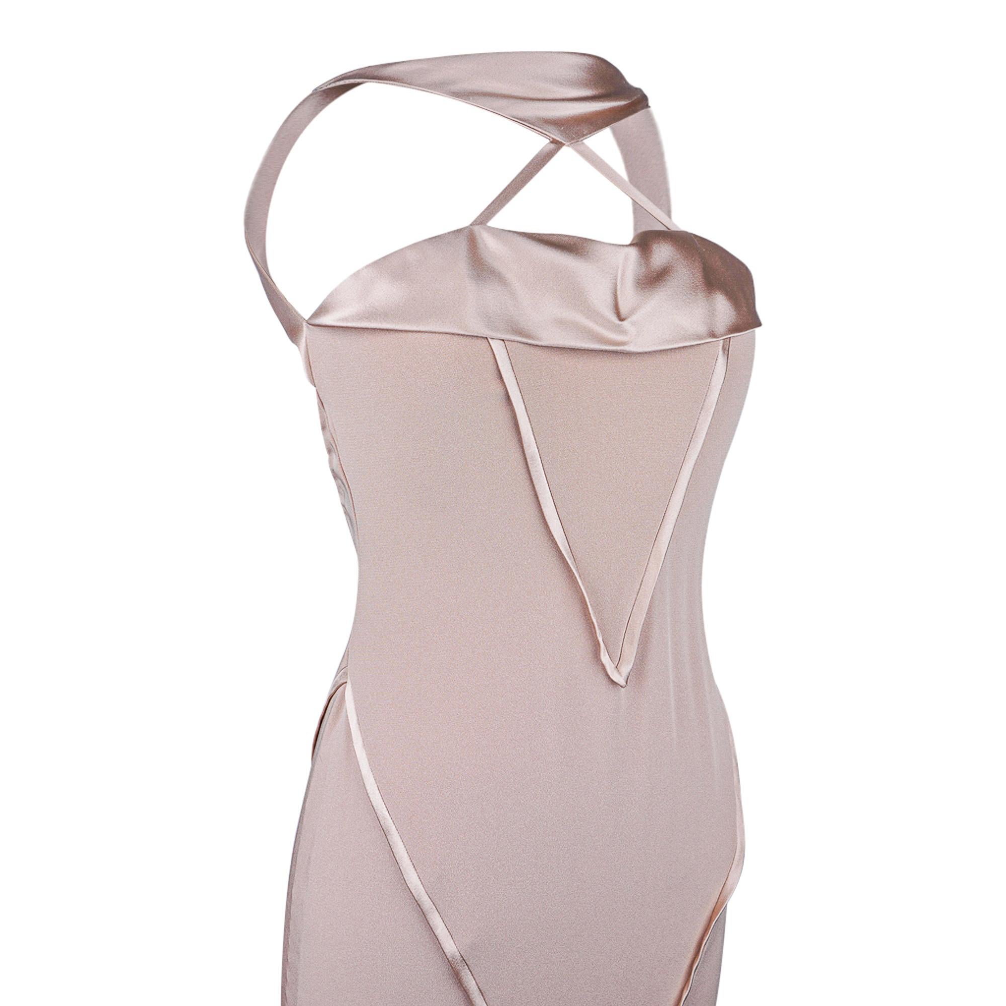 Garantiert authentisches J.Mendel Abendkleid im Neckholder-Stil.
Exquisites Nude mit einem Hauch von fleischigem Rosa.
Tief ausgeschnittener offener Rücken.
Schönes Detail am Ausschnitt.
Die dezente Ausbuchtung am Saum sorgt für einen koketten