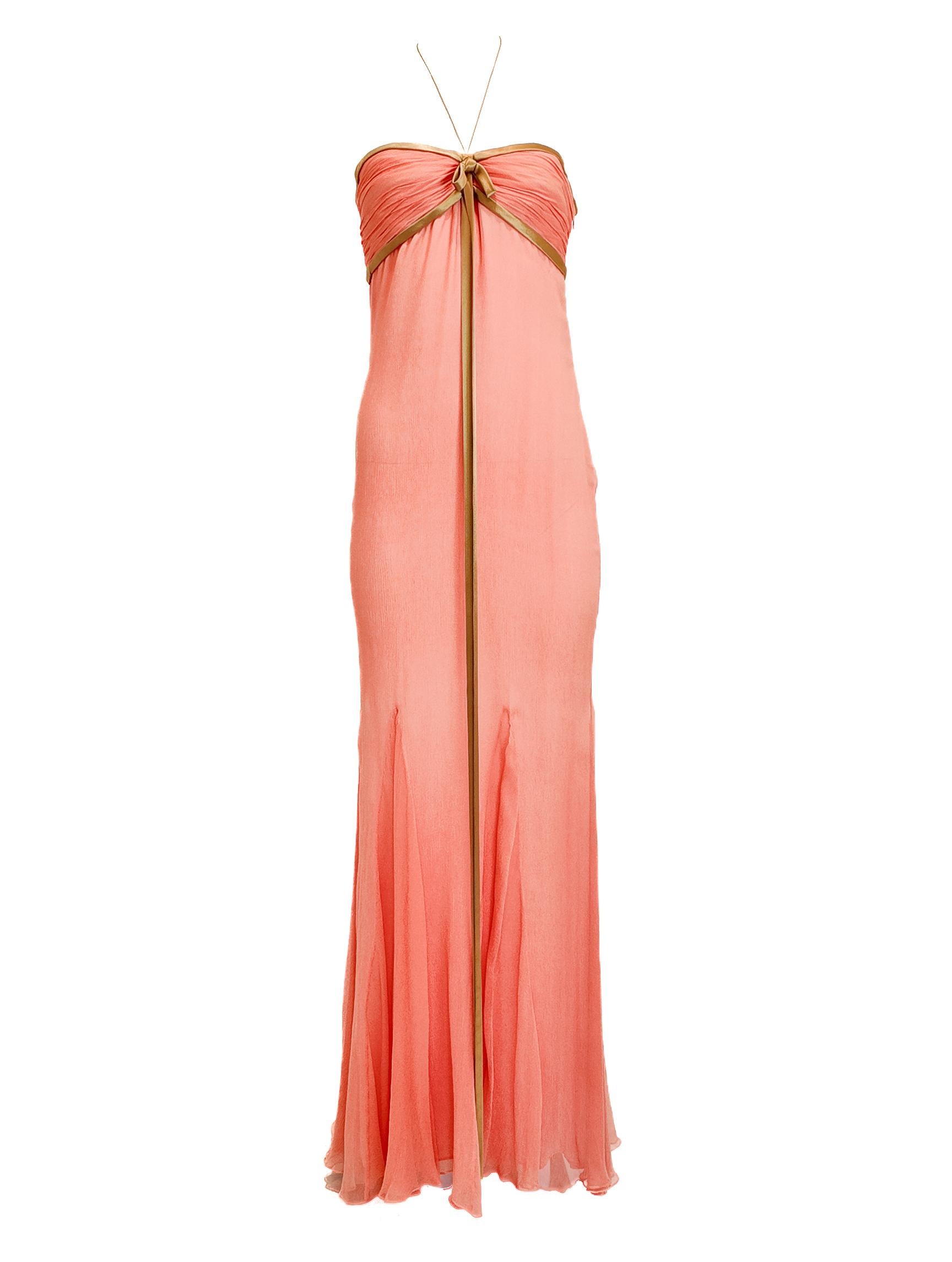 Questo abito di J Mendel combina un delicato chiffon di seta color corallo con un interno completamente foderato per garantire comfort ed eleganza. Caratterizzato da un collo halter senza spalline e dettagliato con un raffinato fiocco dorato, offre