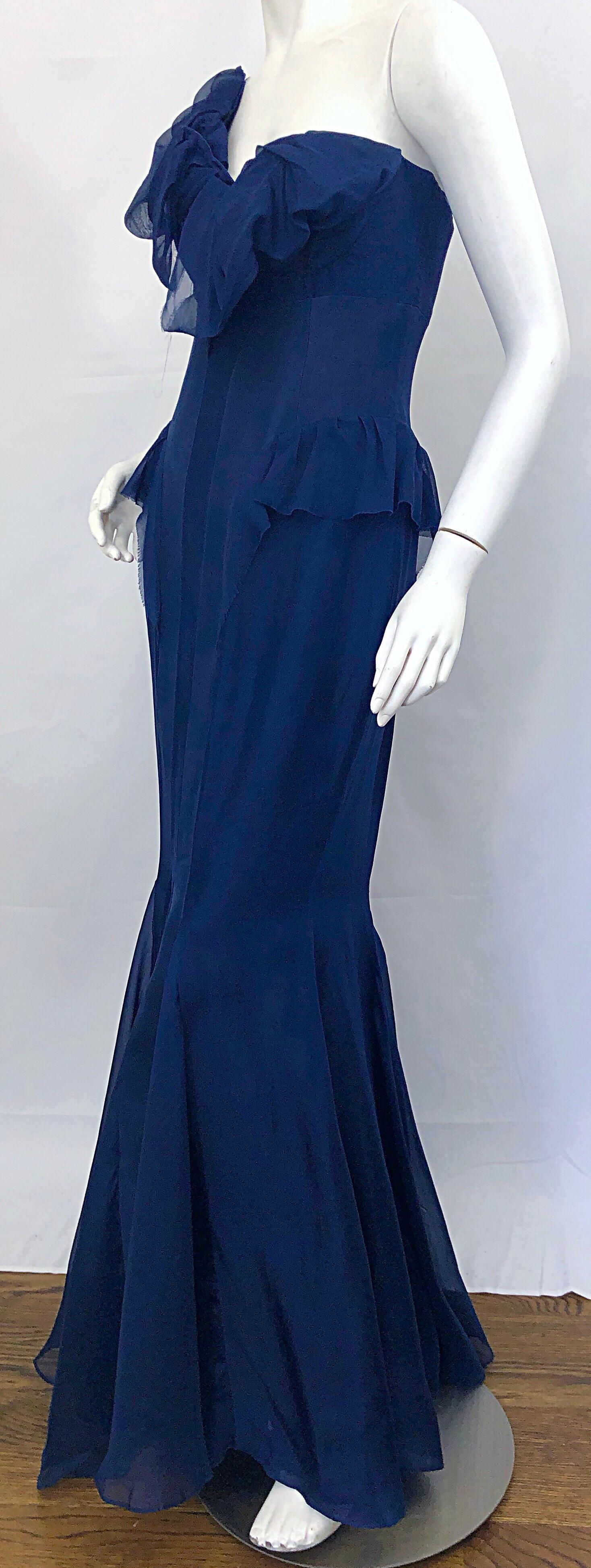 2000s J. Mendel Couture Size 4 Navy Blue Silk Chiffon One Shoulder Mermaid Gown  For Sale 4