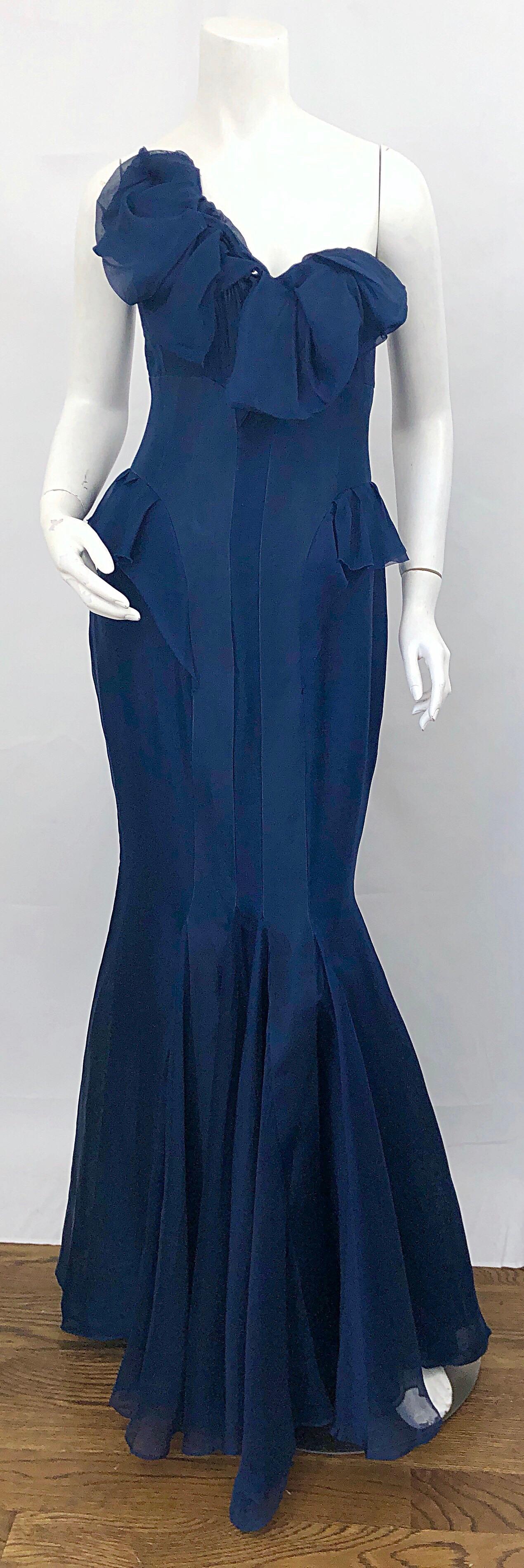 2000s J. Mendel Couture Size 4 Navy Blue Silk Chiffon One Shoulder Mermaid Gown  For Sale 6