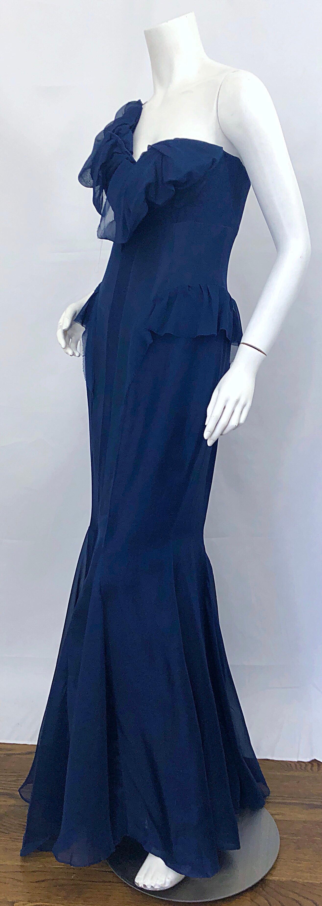 De las mujeres 2000s J. Mendel Couture Talla 4 Vestido de sirena de un hombro de gasa de seda azul marino en venta