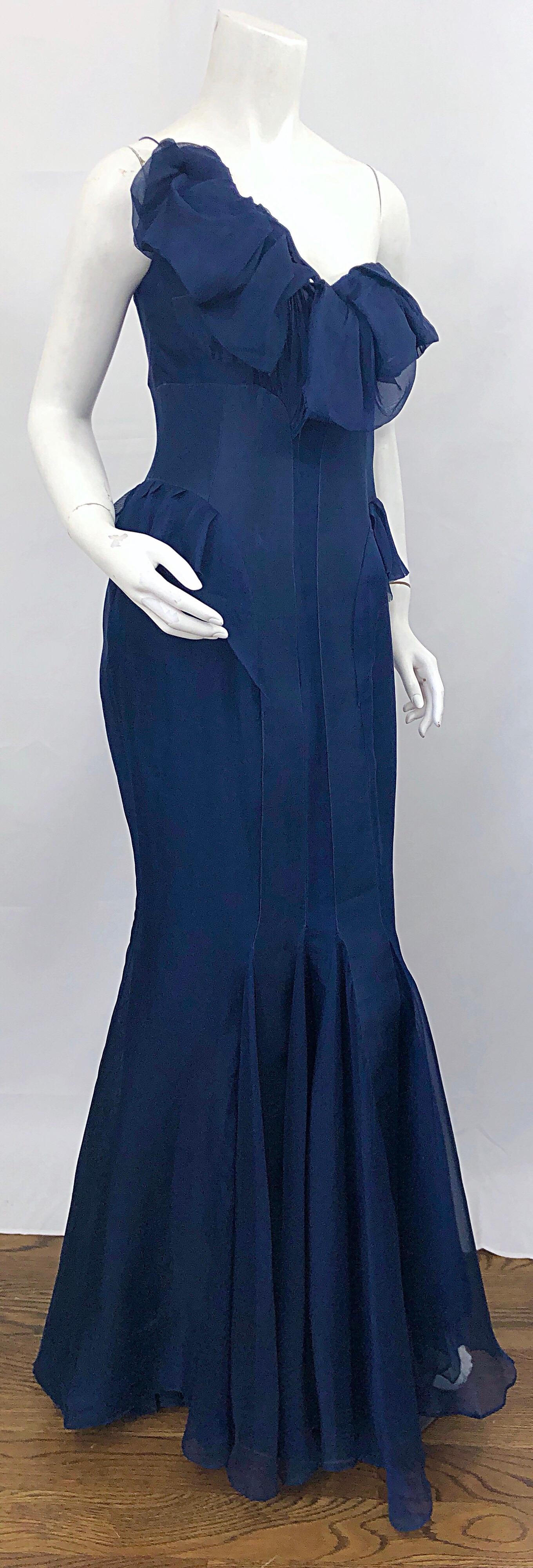 2000s J. Mendel Couture Size 4 Navy Blue Silk Chiffon One Shoulder Mermaid Gown  For Sale 2