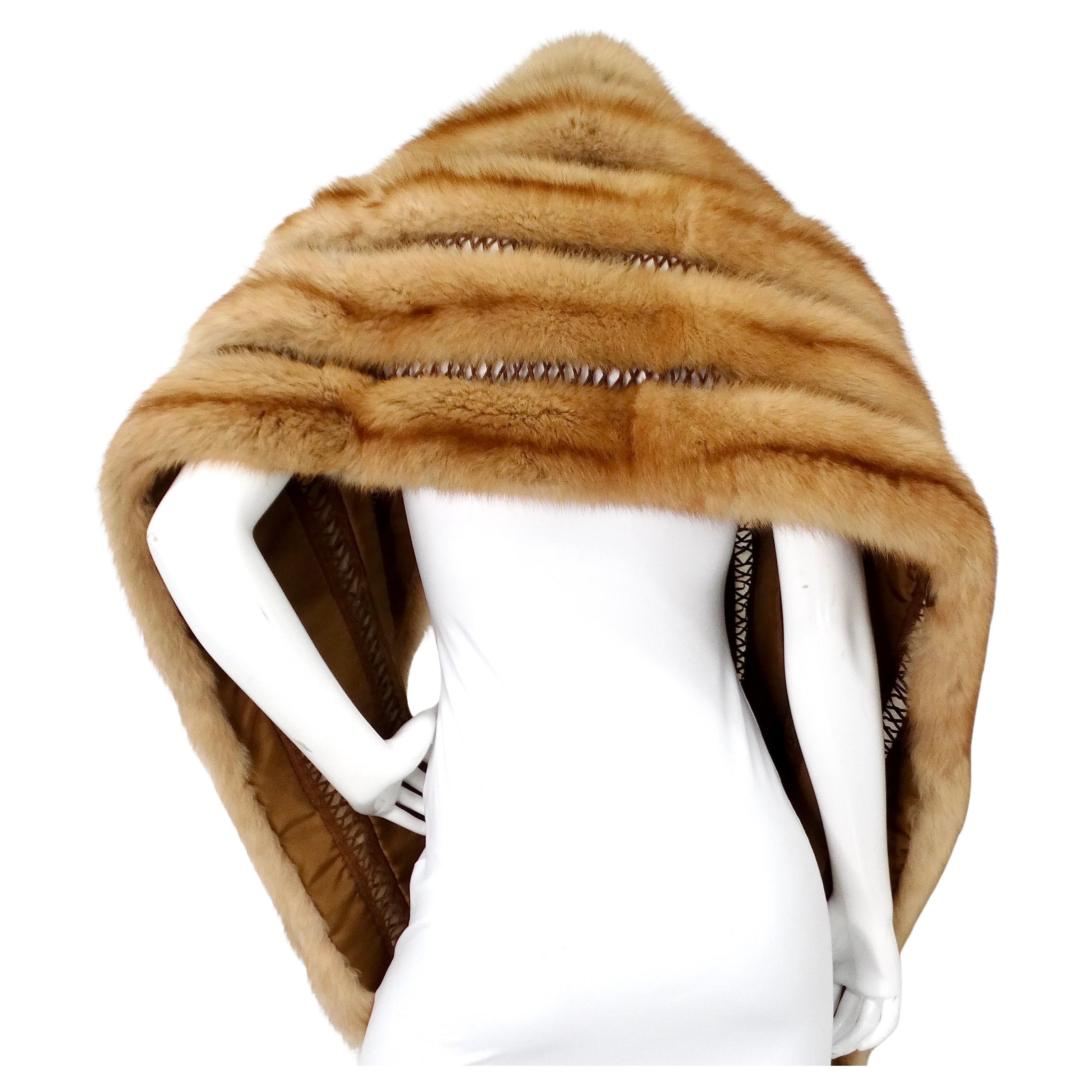 La stola in pelliccia di visone marrone chiaro di J. Mendel, risalente all'anno scorso, è uno squisito pezzo di moda di lusso che incarna un'eleganza senza tempo e un'artigianalità sofisticata. Realizzata in morbida e soffice pelliccia di visone