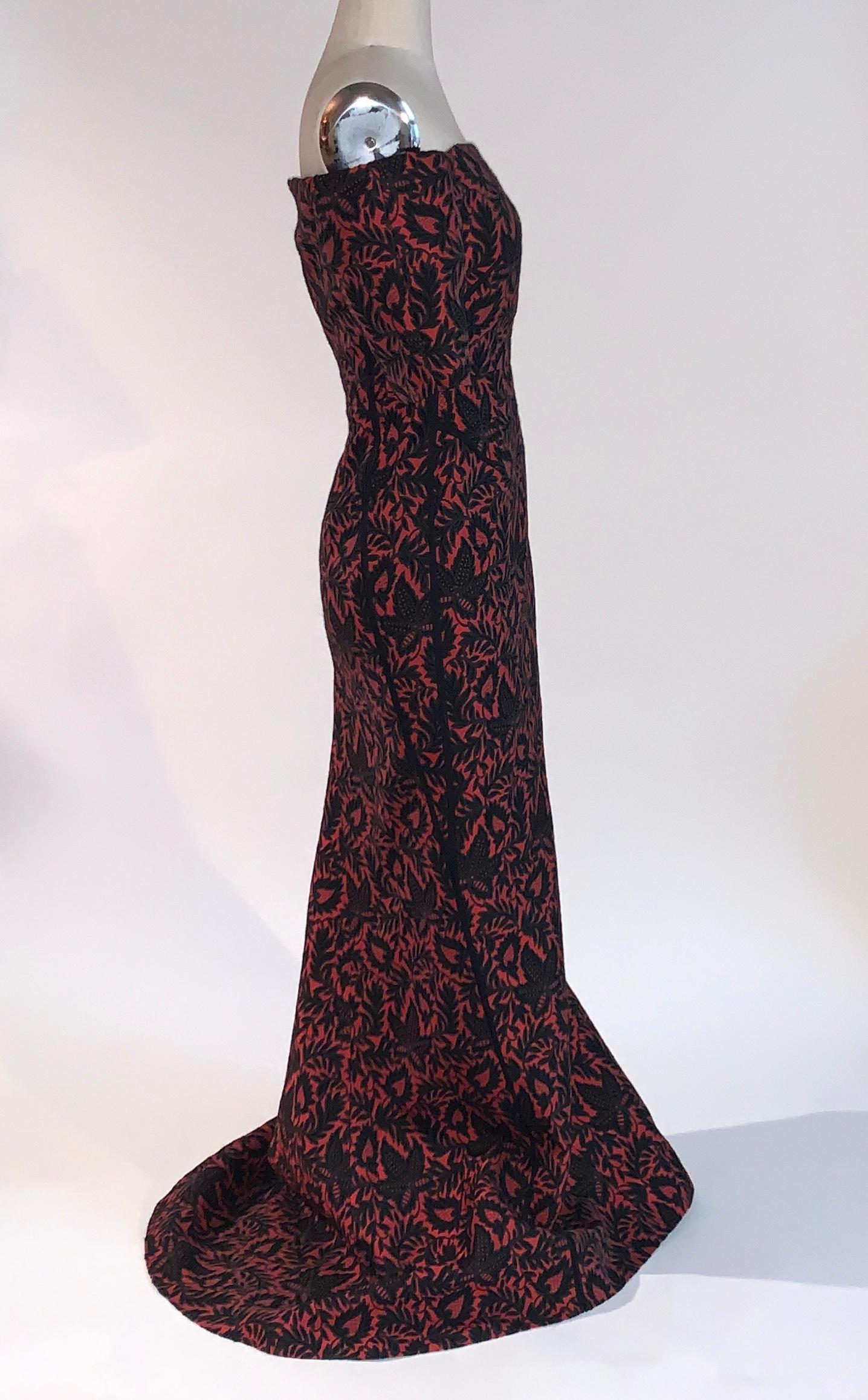 Noir J. Mendel - Robe à épaules dénudées en brocart rouge et noir avec traîne courte en vente