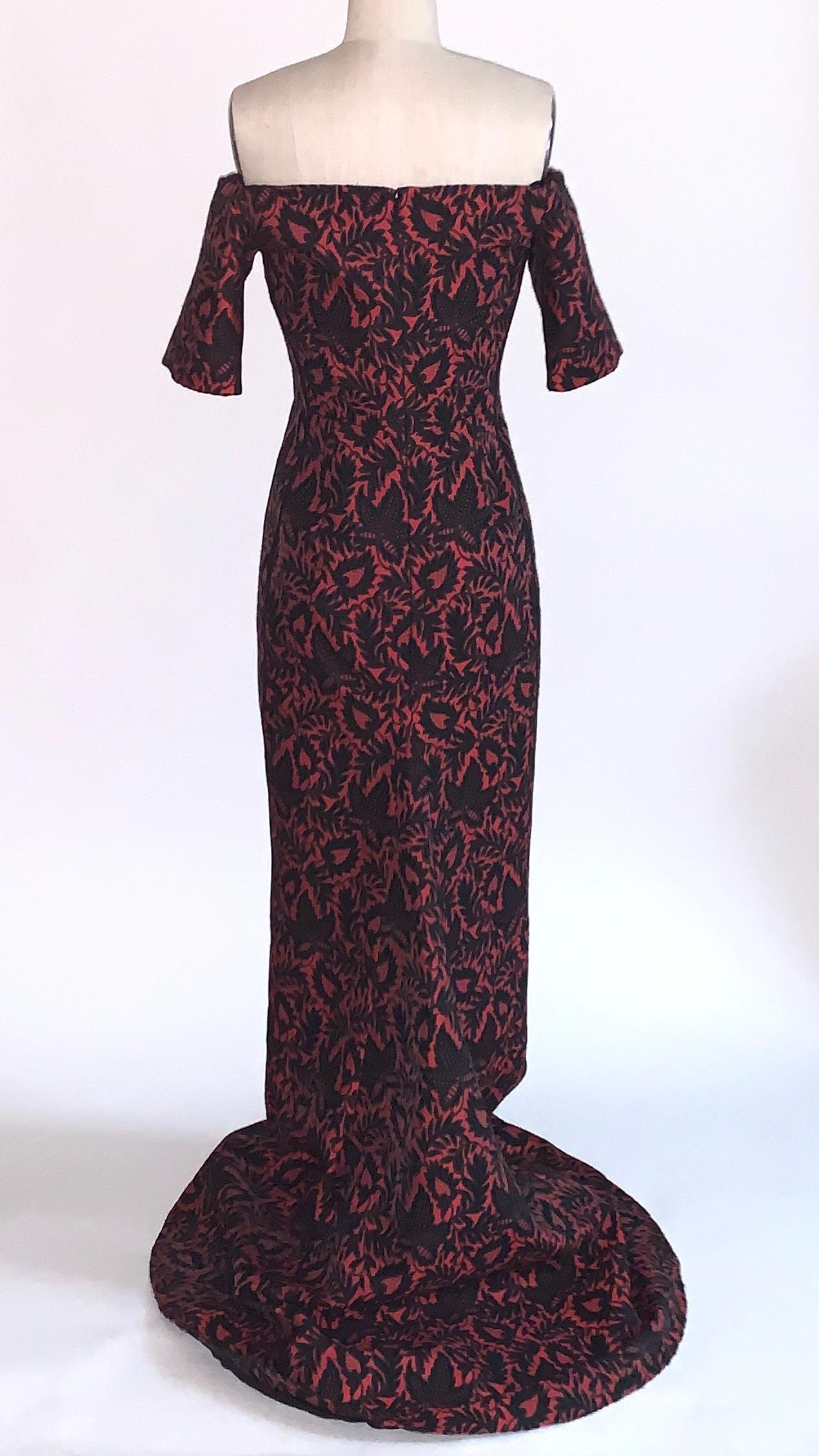 J. Mendel - Robe à épaules dénudées en brocart rouge et noir avec traîne courte Excellent état - En vente à San Francisco, CA