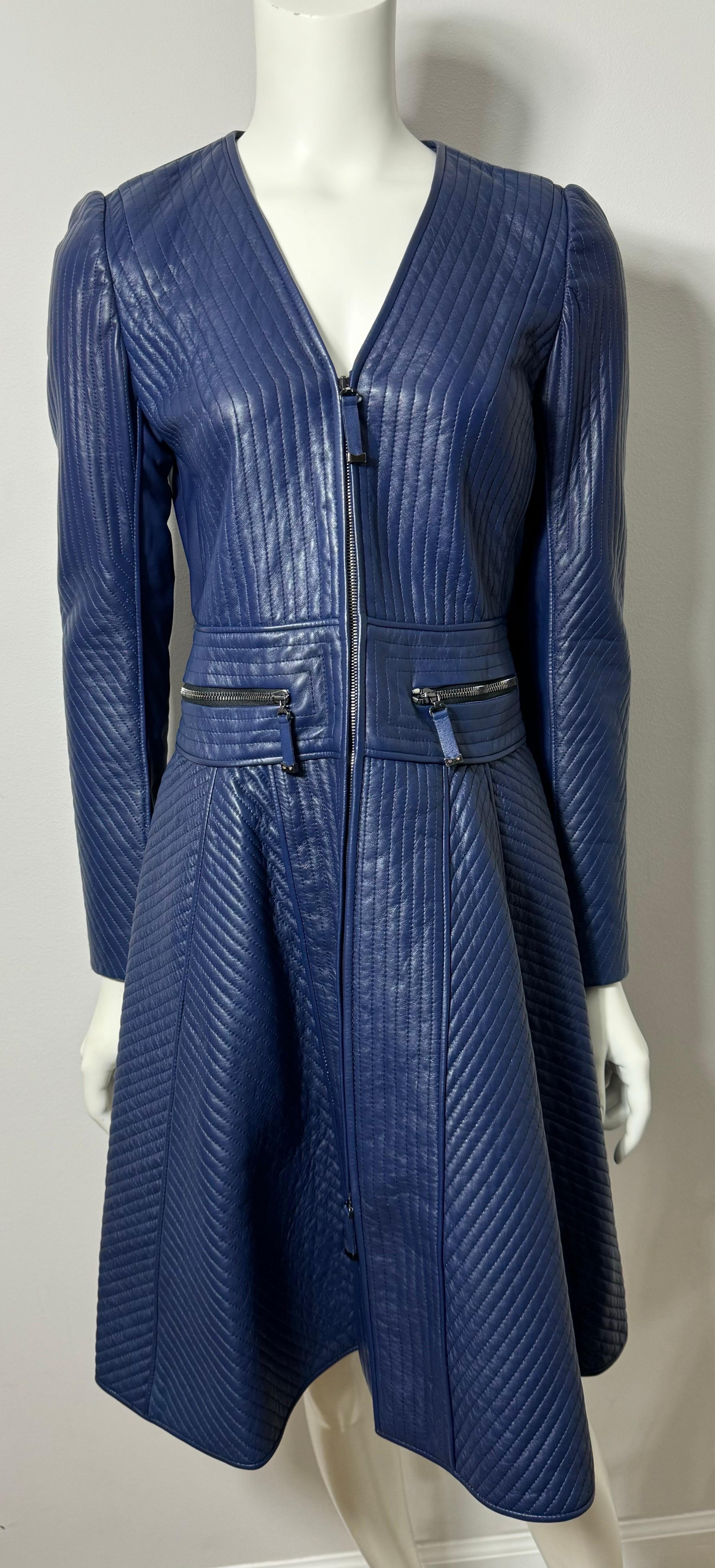 J Mendel Laufsteg Pre Fall 2014 Blaues gestepptes Ledermantelkleid mit Pelzkragen-Kleid-Größe 4 im Angebot 6