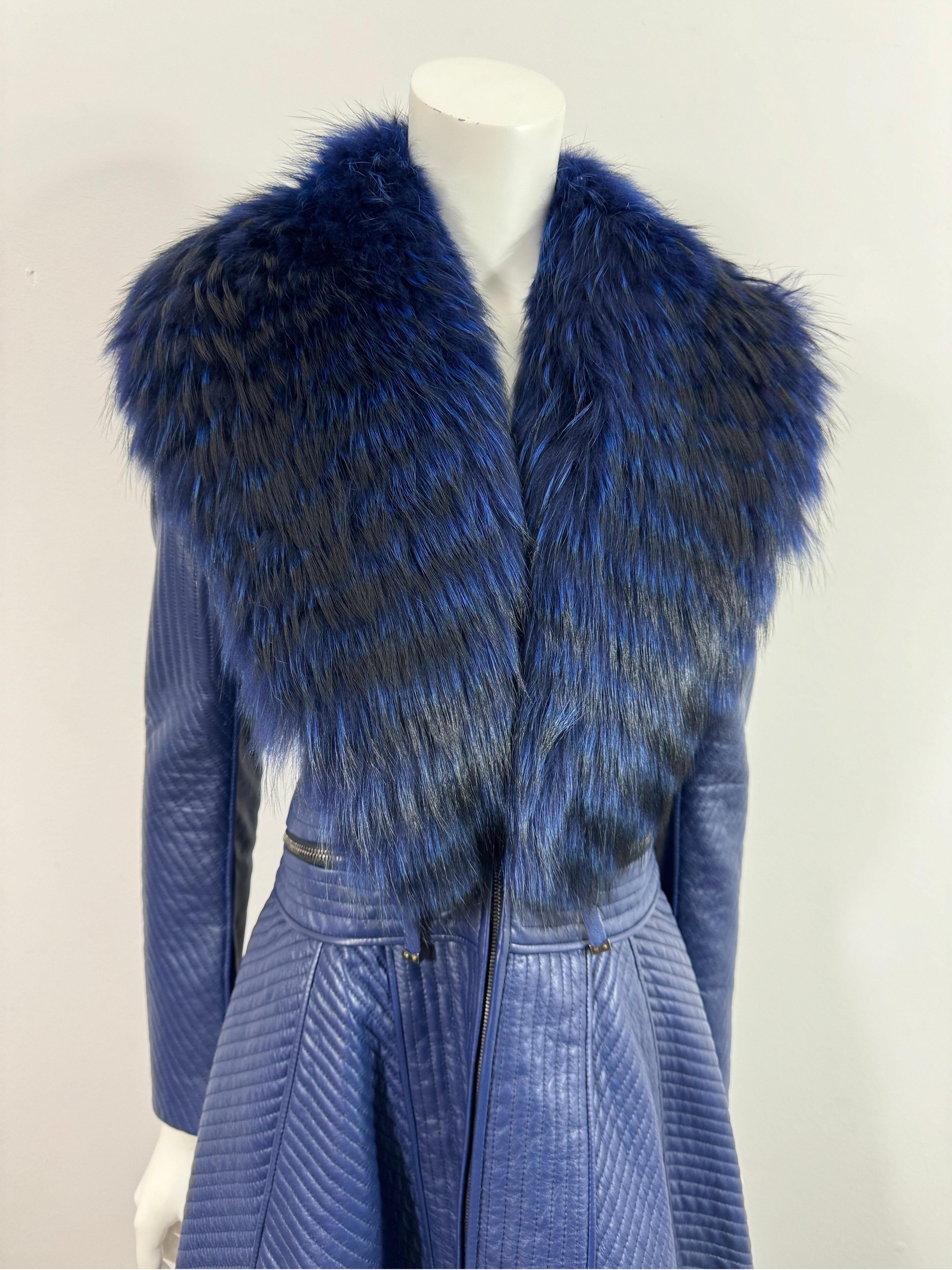 J Mendel Start-und Landebahn Pre Fall 2014 blau gestreift gefärbt Waschbär Pelz Kragen blau gesteppte Ledermantel Kleid-Größe 4  Dieser fabelhafte Mantel kann auch als Kleid getragen werden und war Laufsteg-Look #9 bei der J Mendel Pre Fall 2014