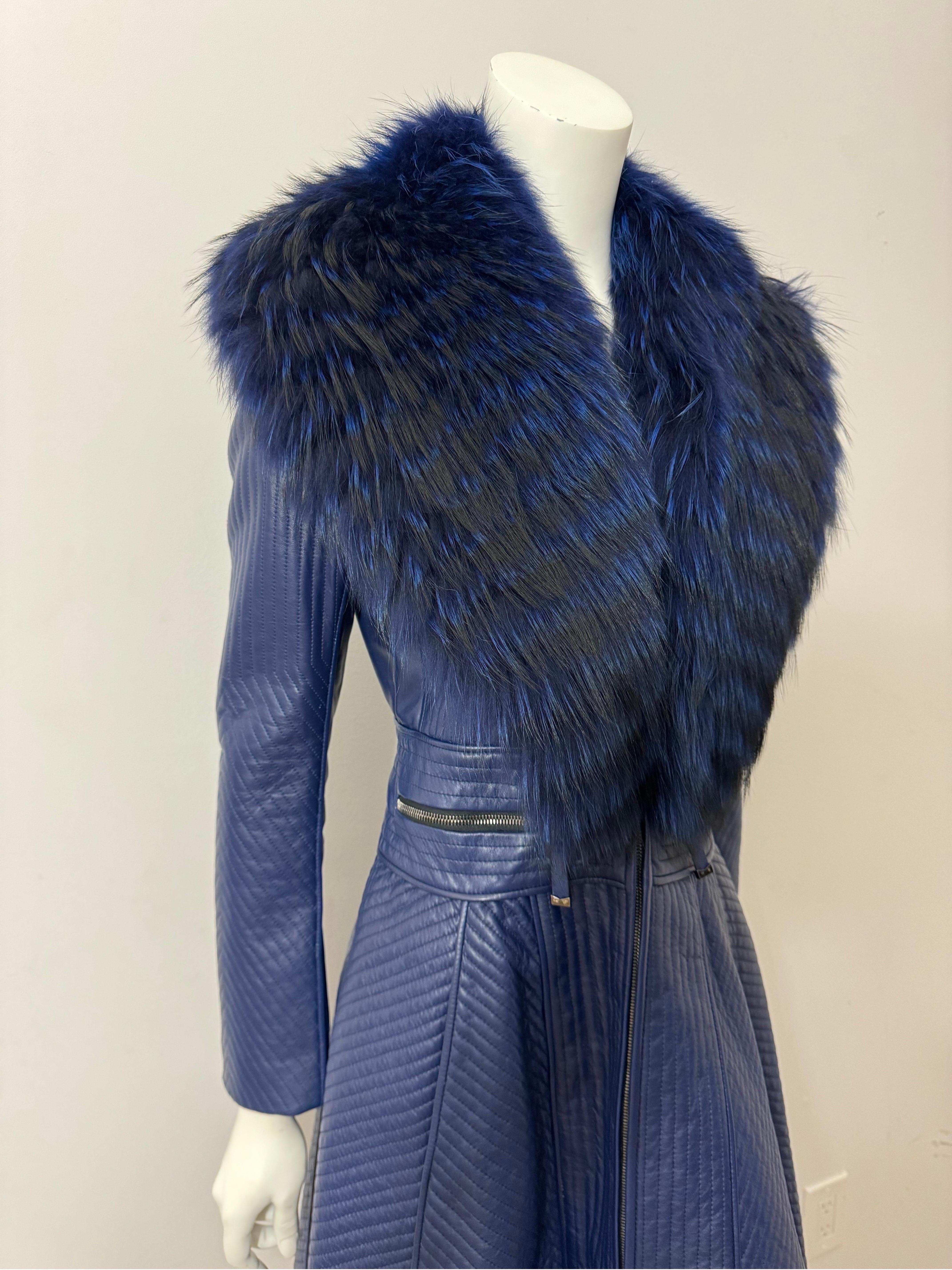 J Mendel Laufsteg Pre Fall 2014 Blaues gestepptes Ledermantelkleid mit Pelzkragen-Kleid-Größe 4 im Zustand „Hervorragend“ im Angebot in West Palm Beach, FL