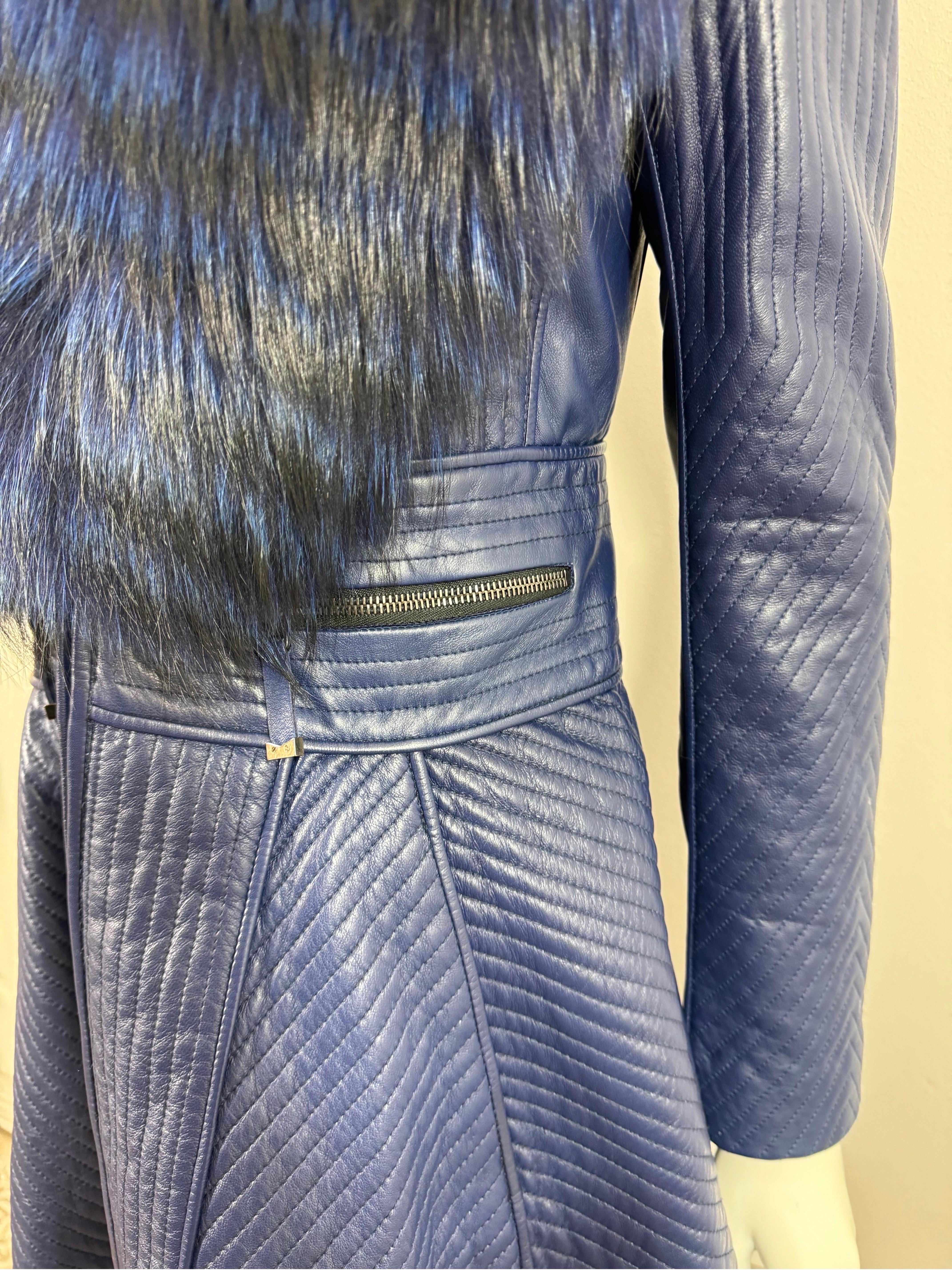 J Mendel Laufsteg Pre Fall 2014 Blaues gestepptes Ledermantelkleid mit Pelzkragen-Kleid-Größe 4 für Damen oder Herren im Angebot