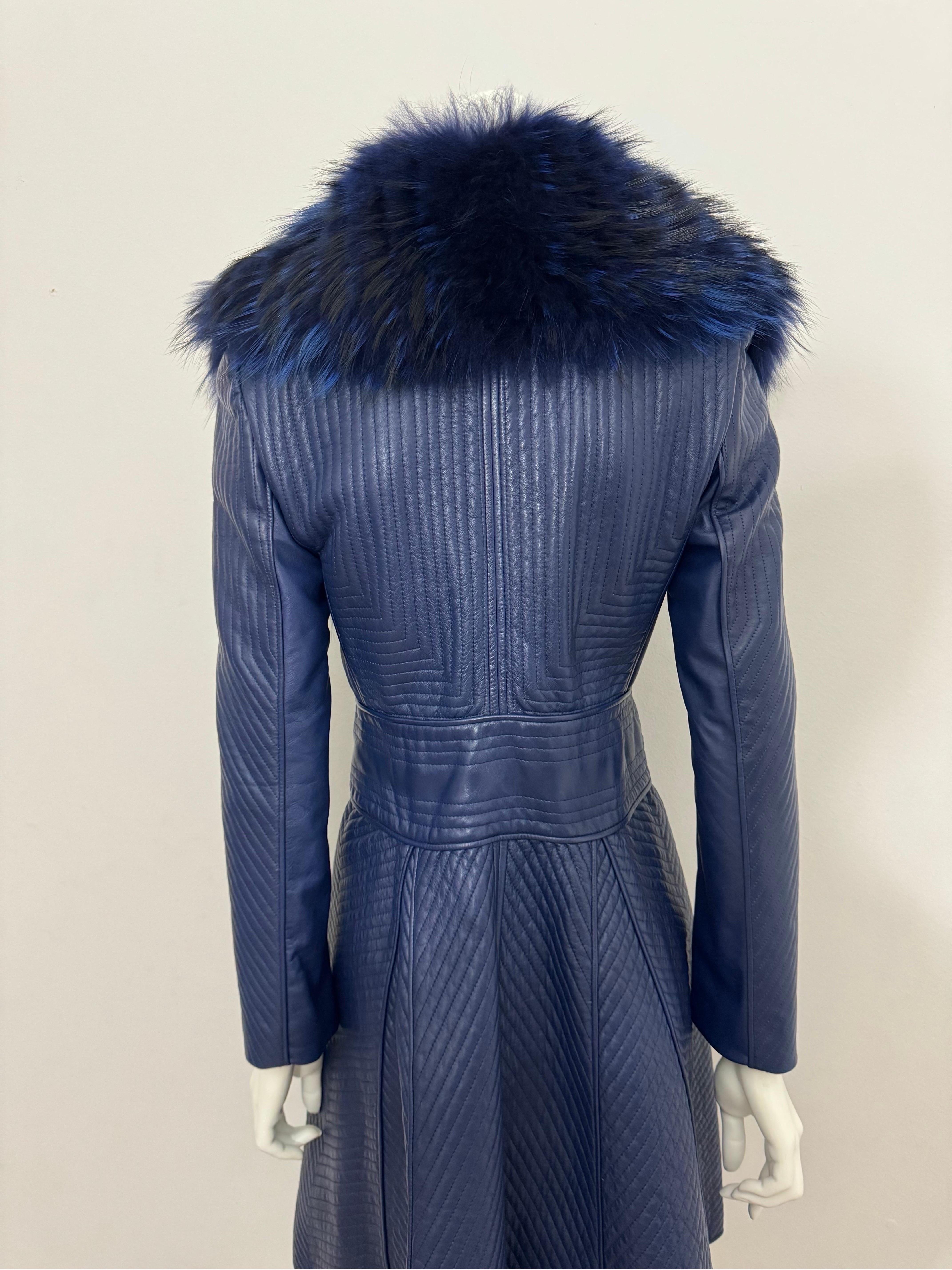 J Mendel Laufsteg Pre Fall 2014 Blaues gestepptes Ledermantelkleid mit Pelzkragen-Kleid-Größe 4 im Angebot 1