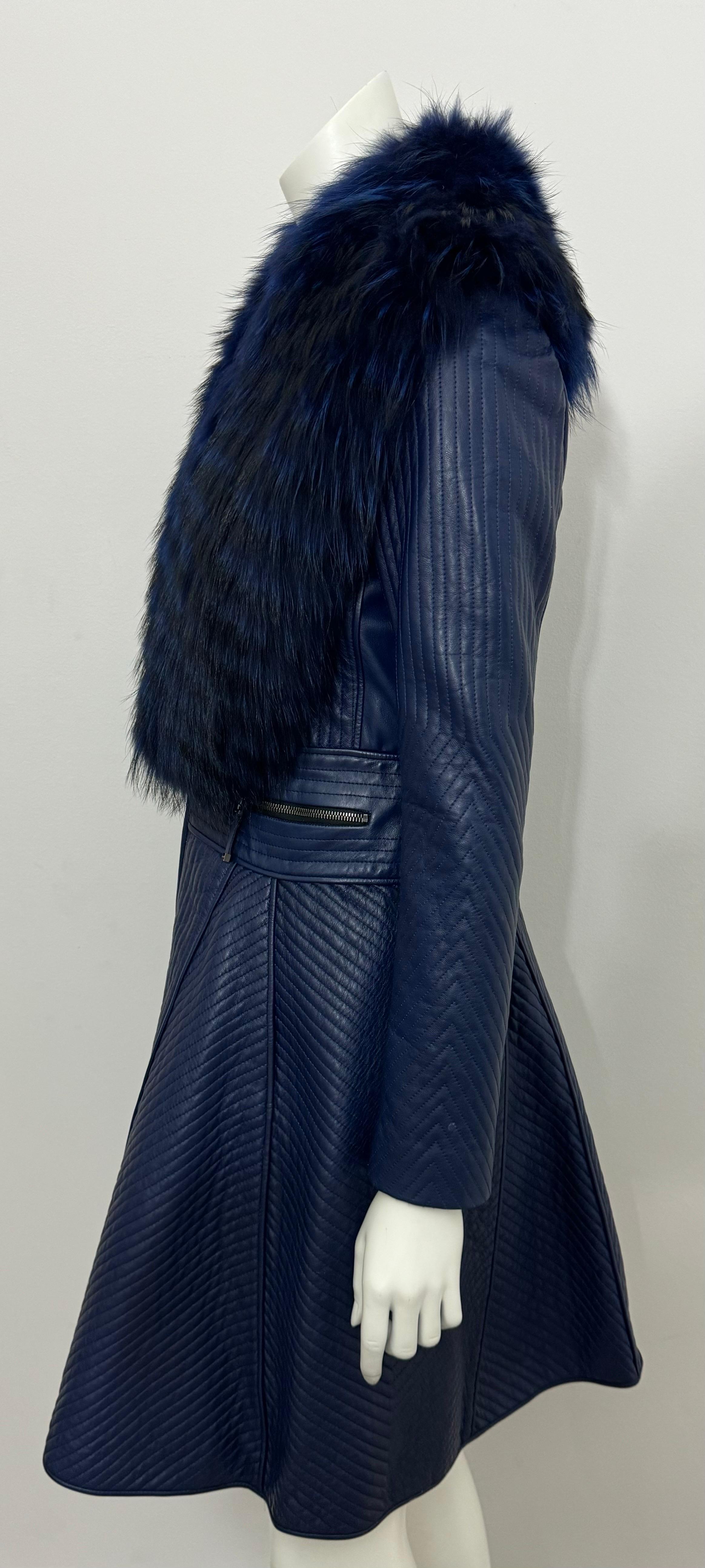 J Mendel Laufsteg Pre Fall 2014 Blaues gestepptes Ledermantelkleid mit Pelzkragen-Kleid-Größe 4 im Angebot 2