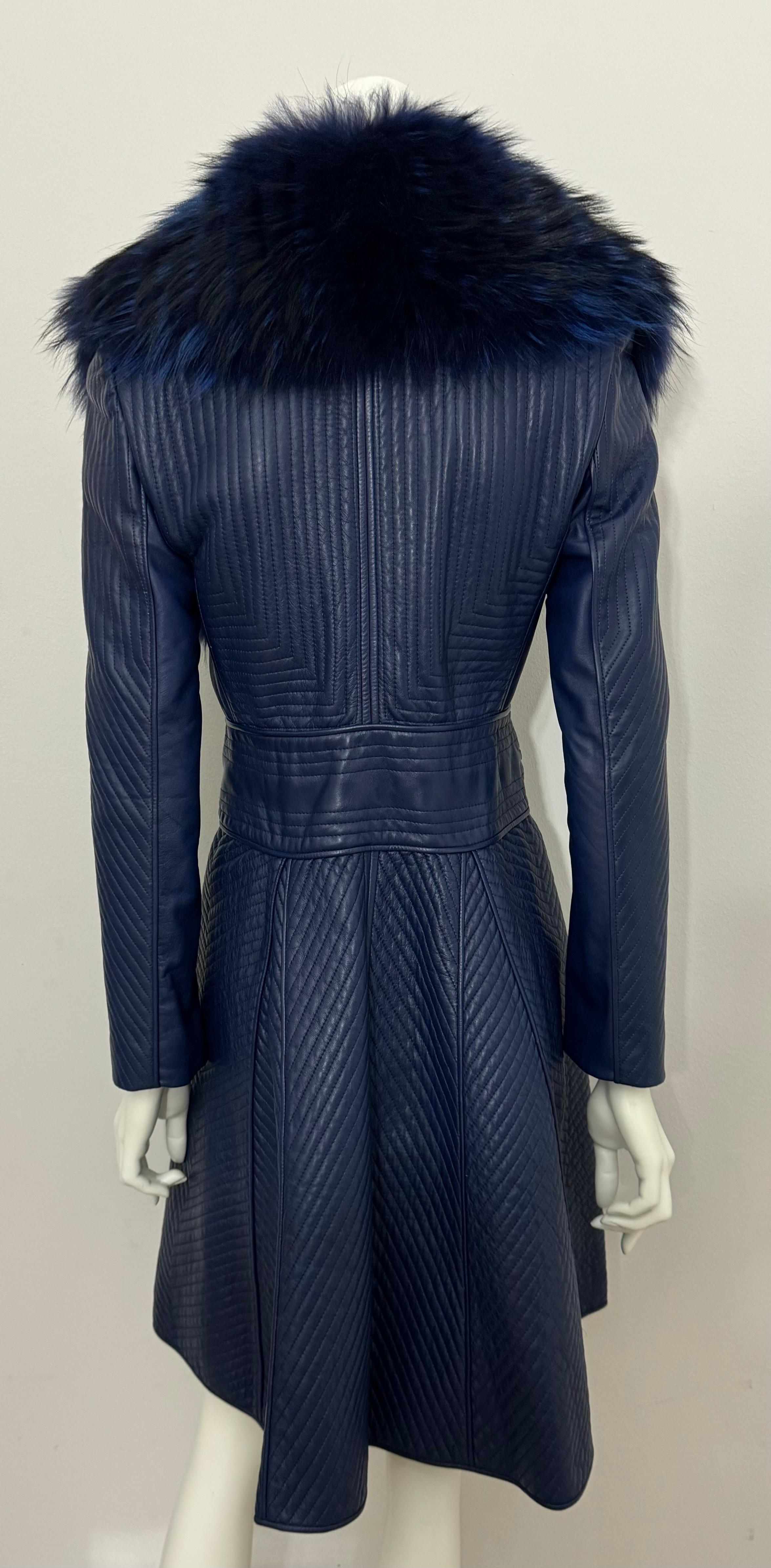 J Mendel Laufsteg Pre Fall 2014 Blaues gestepptes Ledermantelkleid mit Pelzkragen-Kleid-Größe 4 im Angebot 3