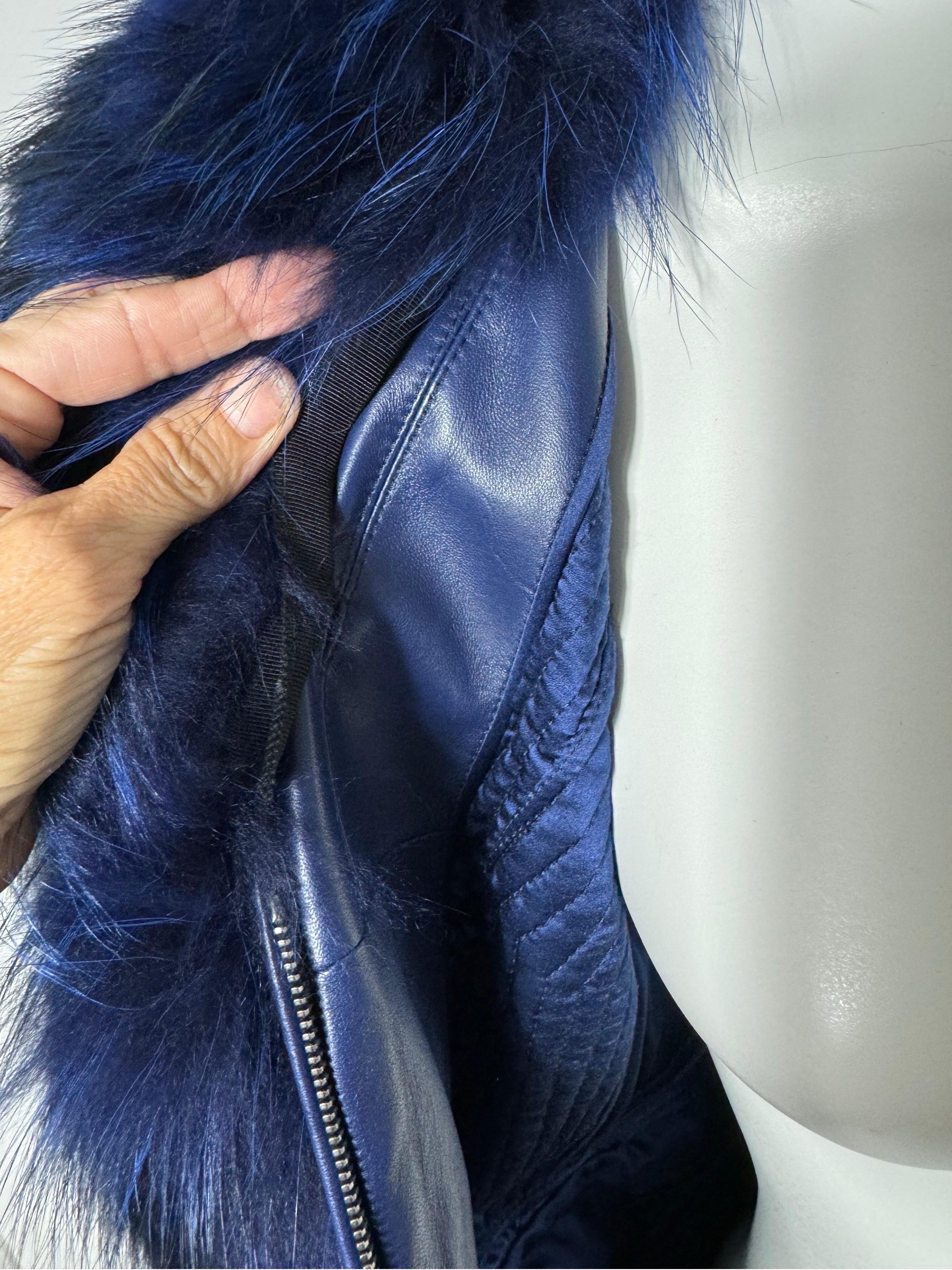J Mendel Laufsteg Pre Fall 2014 Blaues gestepptes Ledermantelkleid mit Pelzkragen-Kleid-Größe 4 im Angebot 5