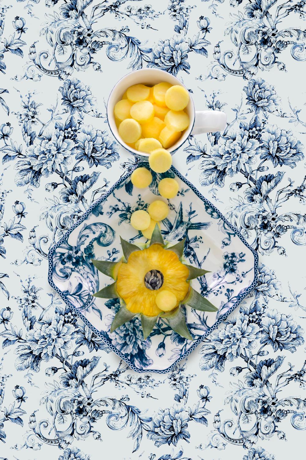 JP Terlizzi Still-Life Photograph – Adelaide, Blau mit Ananas, 2020