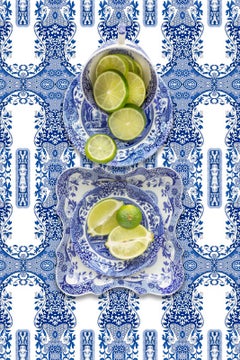 Spode Blau Italienisch mit Limonenfarben-Farbfotografie von JP Terlizzi Stillleben