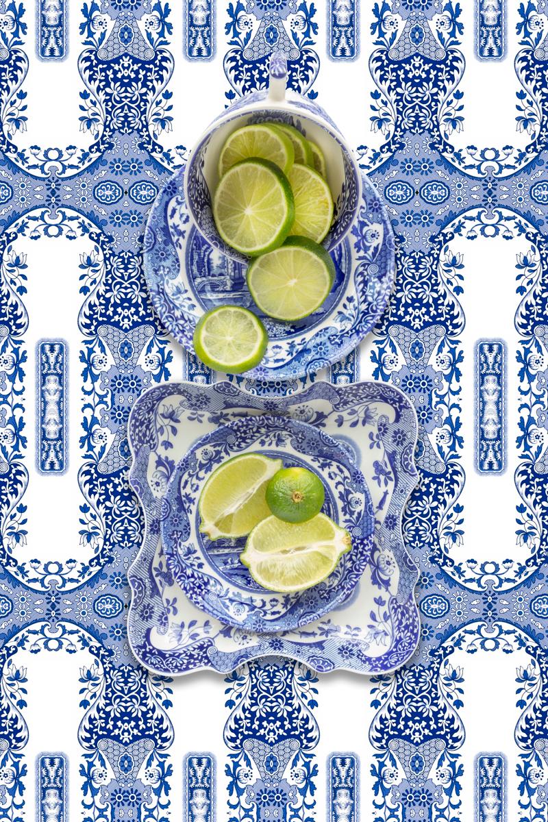 JP Terlizzi Still-Life Photograph – Spode Blau Italienisch mit Limonen, limitierte Auflage, Archivpigment-Tinte-Fotografie