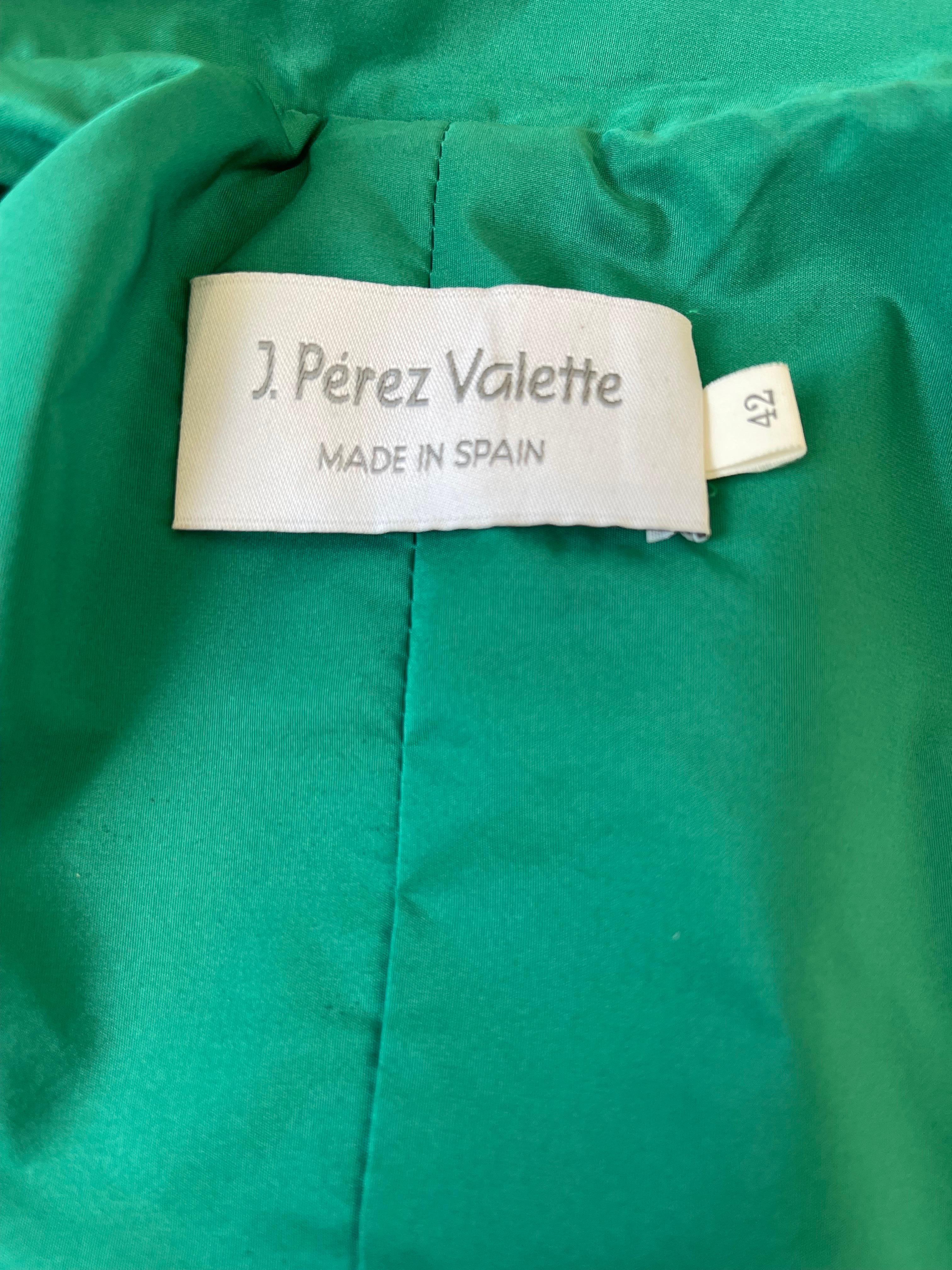 Gorgeous Avant Garde J. PEREZ VALETTE P/V 2022 kelly green silk taffeta gown ! This renowned Spanish designer is based in Barcelona, and is known for hi haute couture like craftsmanship. Tailored bodice with large ruffle, rhinestone encrusted