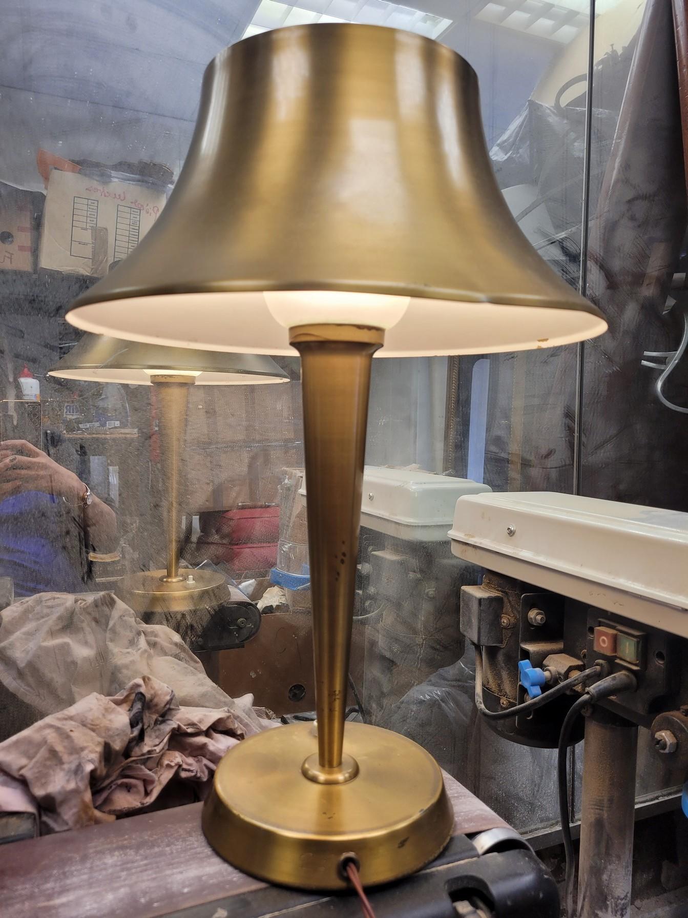 J Perzel, lampe de table en laiton, 20e siècle en vente 5
