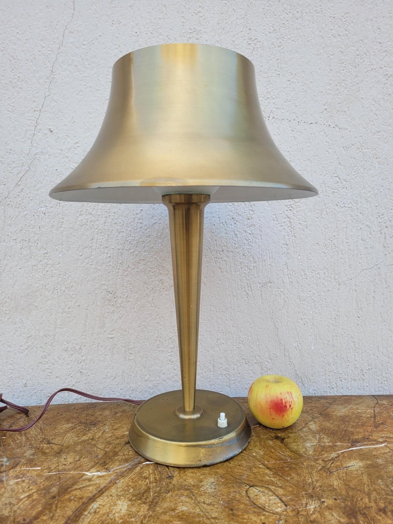 Beautiful brass table lamp, inverted cone foot and slightly curved lampshade; with its original sandblasted glass tulip

Good general condition, wear from use and slight shocks around the perimeter of the lampshade

Signed J Perzel

Old electricity
