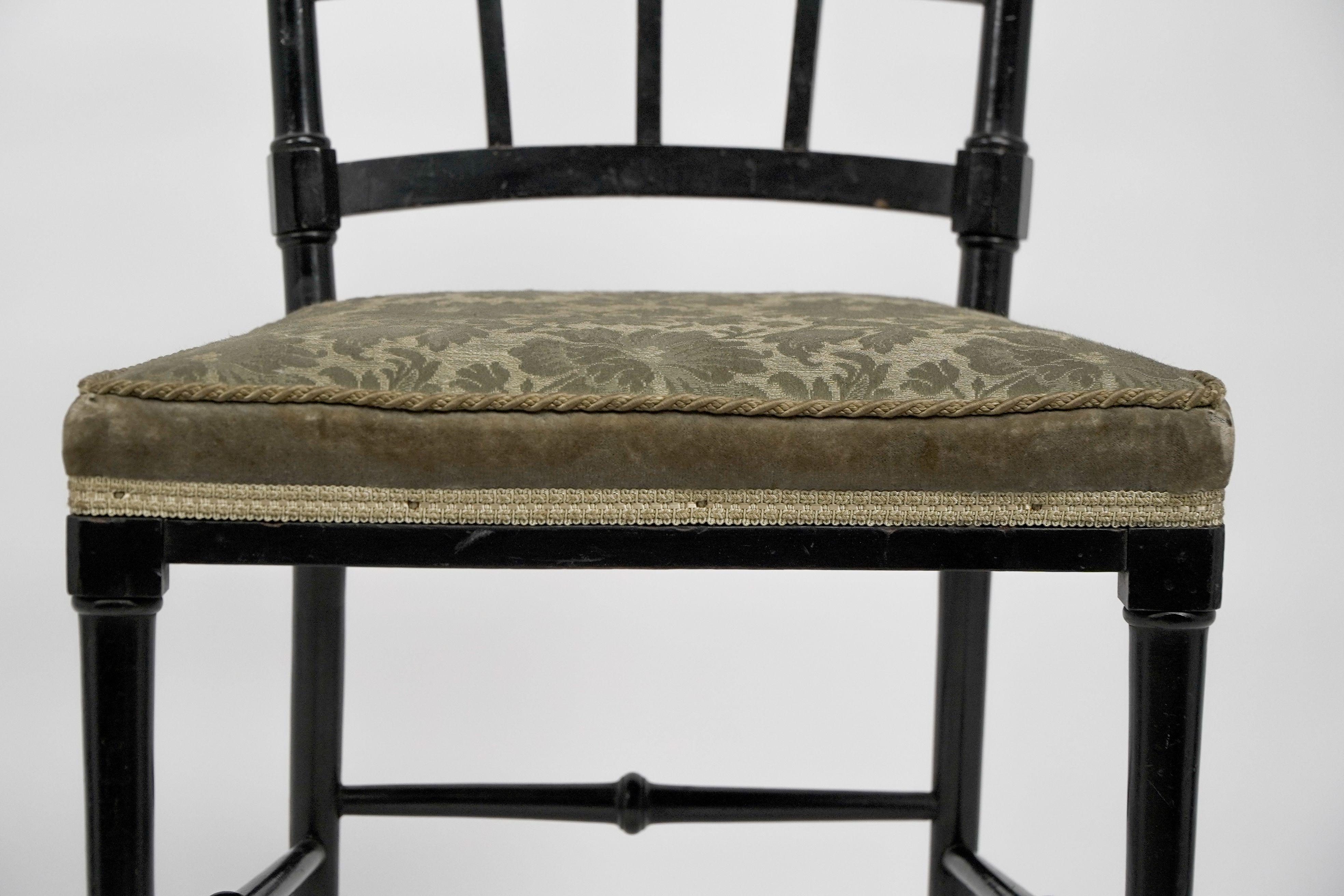 J. Plucknett attribué Collier & Plucknett prob. Chaise d'appoint anglo-japonaise ébénisée en vente 2