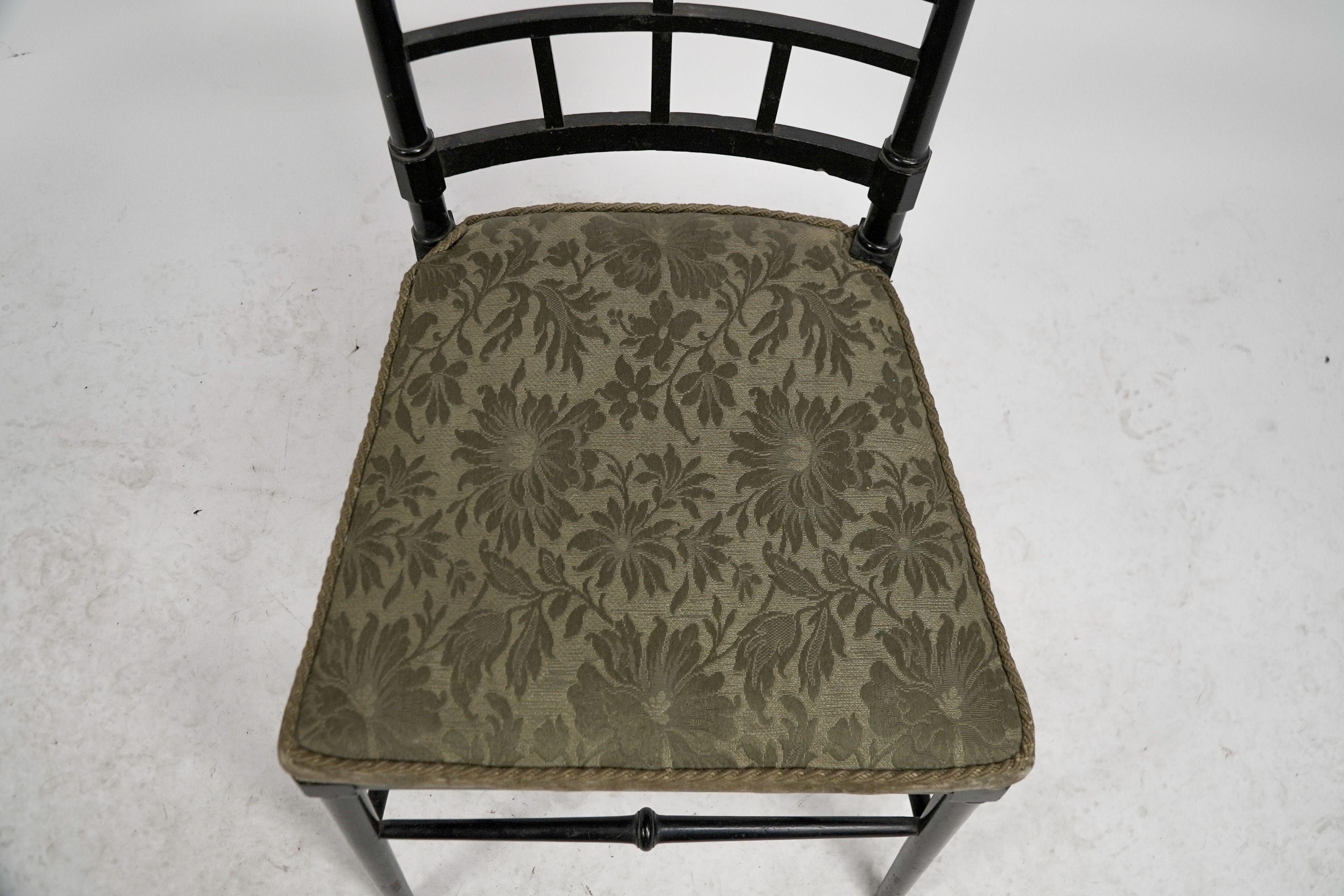 J. Plucknett attribué Collier & Plucknett prob. Chaise d'appoint anglo-japonaise ébénisée en vente 3