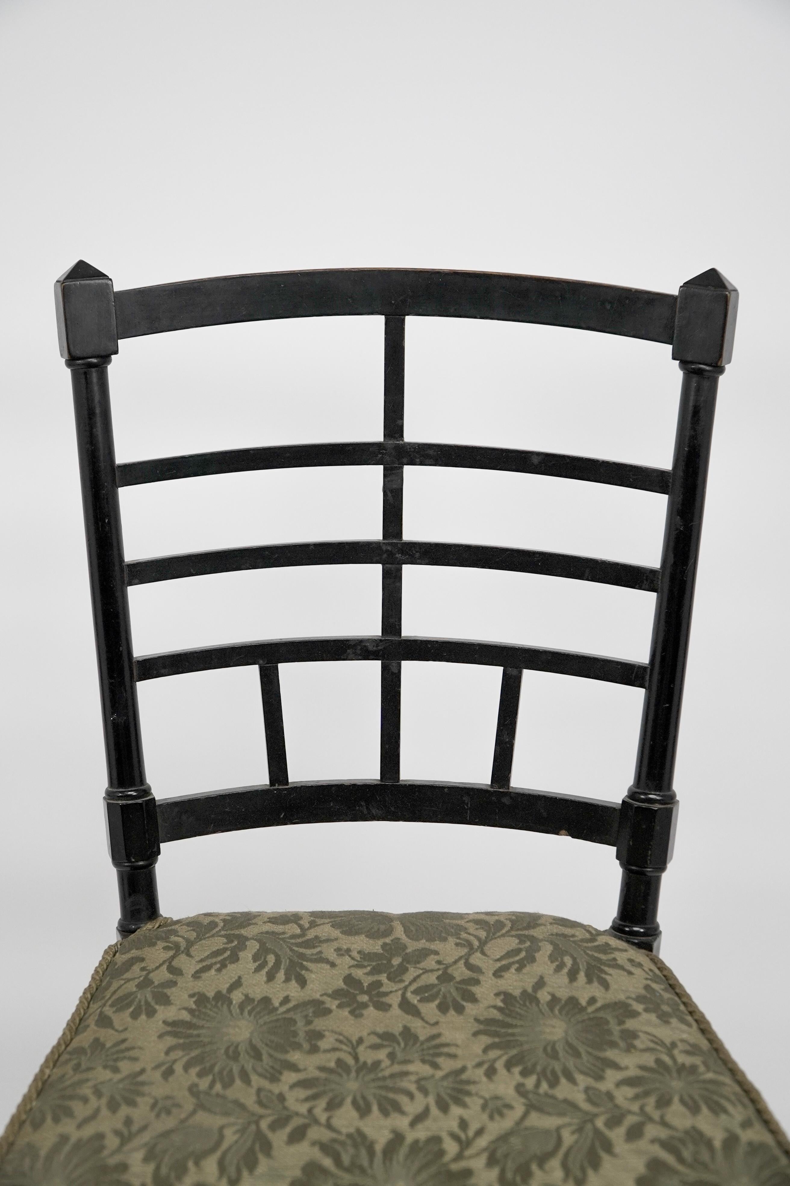 J. Plucknett attribué Collier & Plucknett prob. Chaise d'appoint anglo-japonaise ébénisée en vente 4