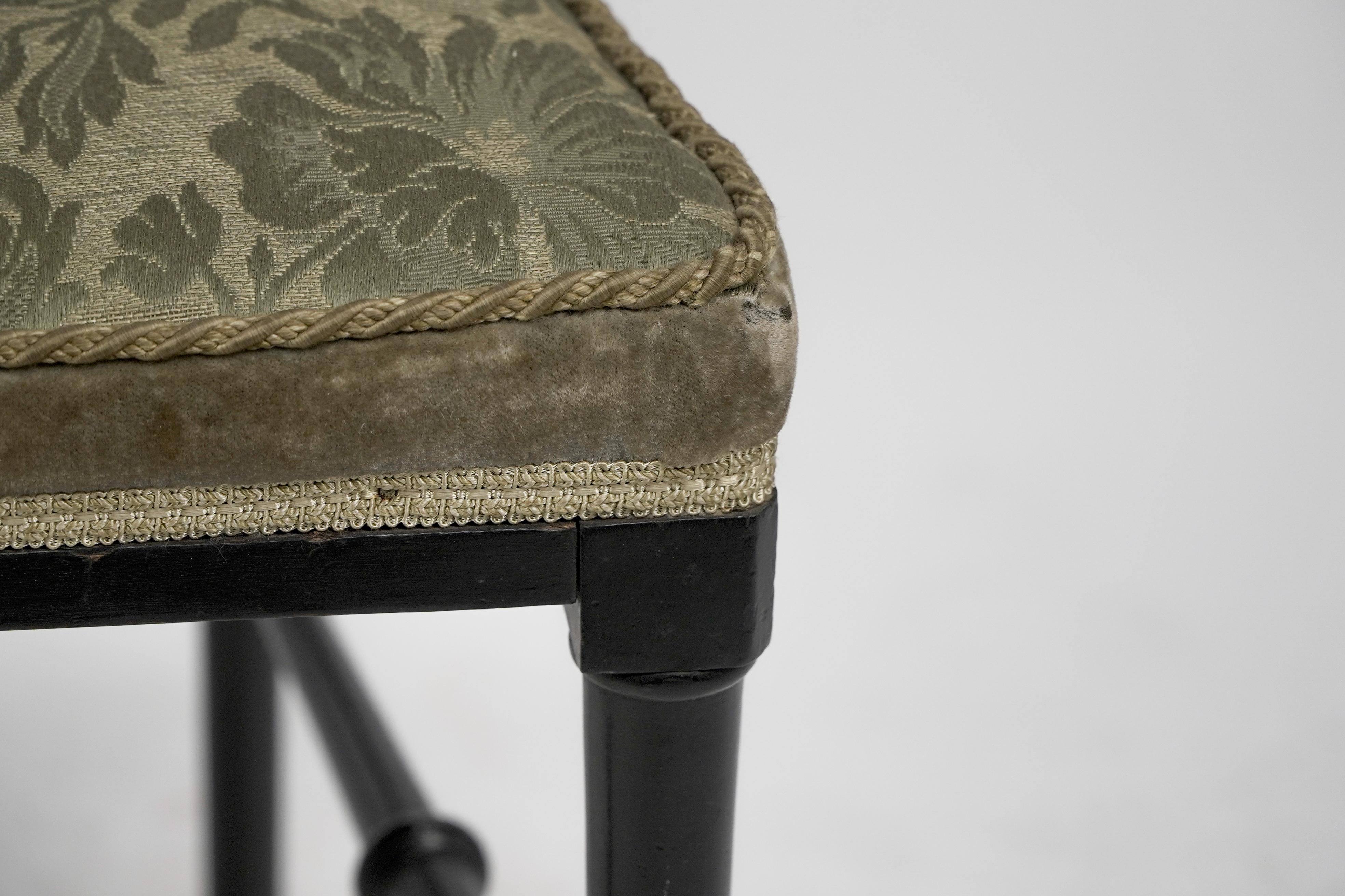 J. Plucknett attribué Collier & Plucknett prob. Chaise d'appoint anglo-japonaise ébénisée en vente 5